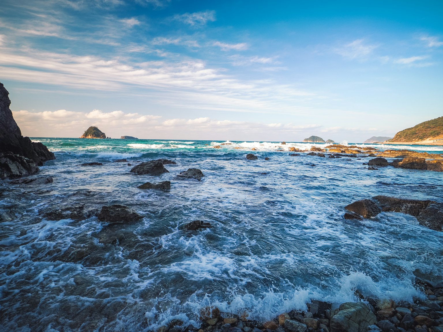 海岸风景，蓝色海洋和岩石海岸