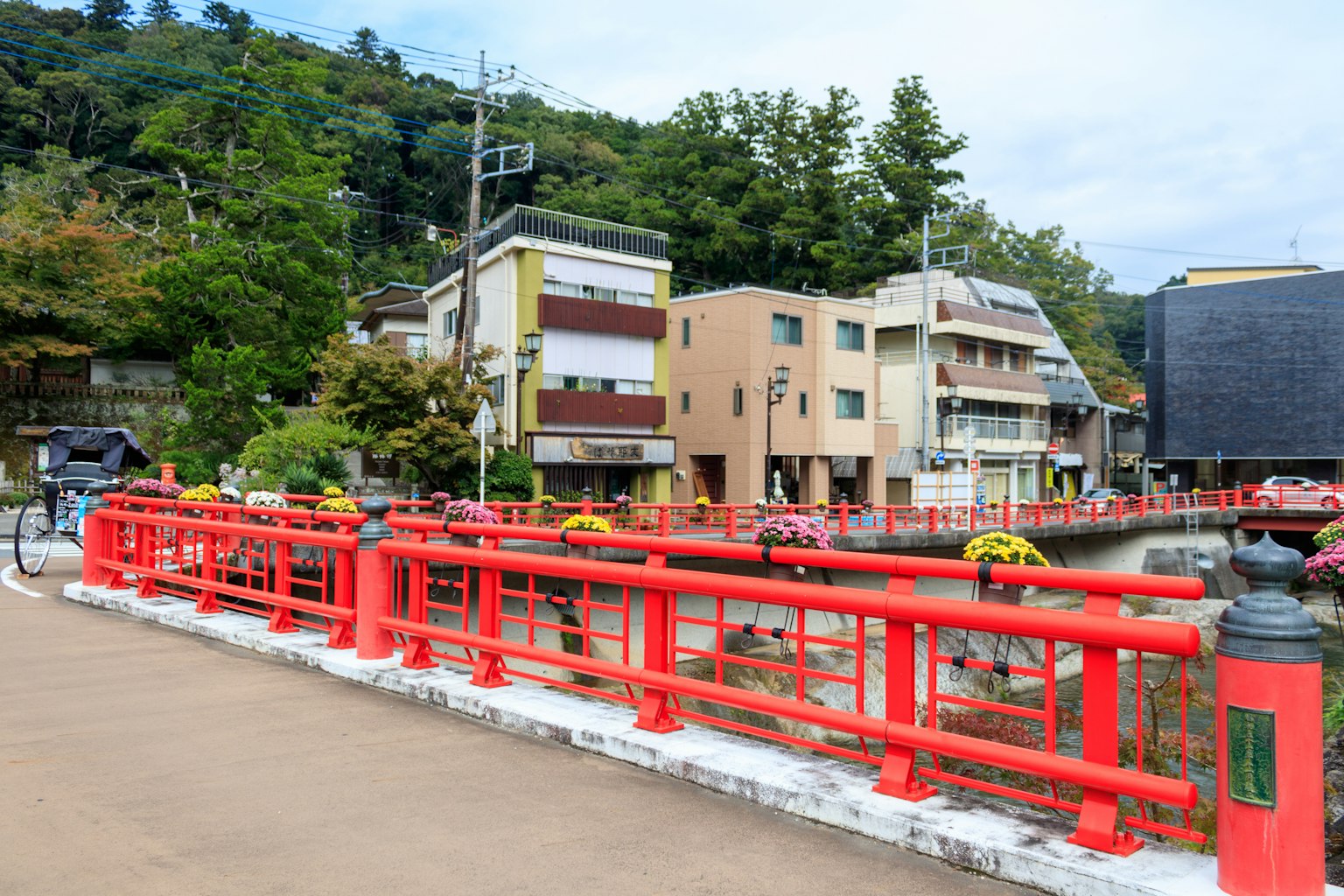 Une vue pittoresque avec un pont rouge et des bâtiments environnants