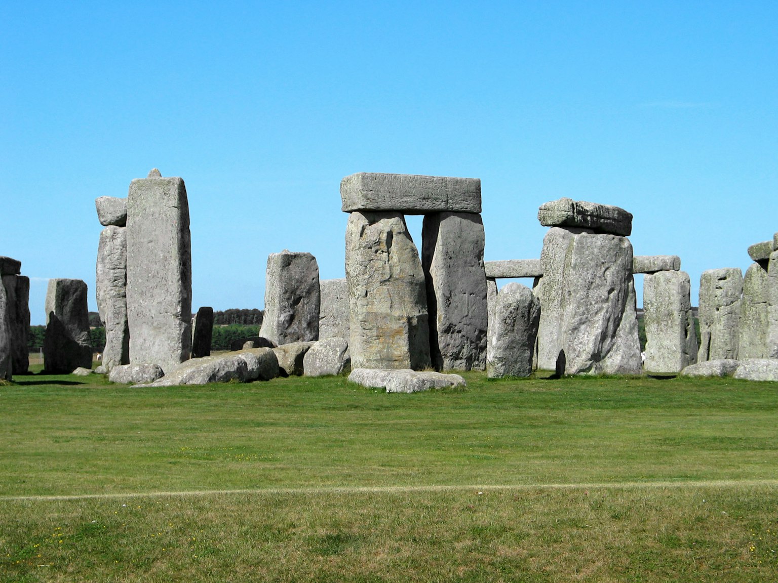 Die majestätische Steinstruktur von Stonehenge unter einem klaren blauen Himmel