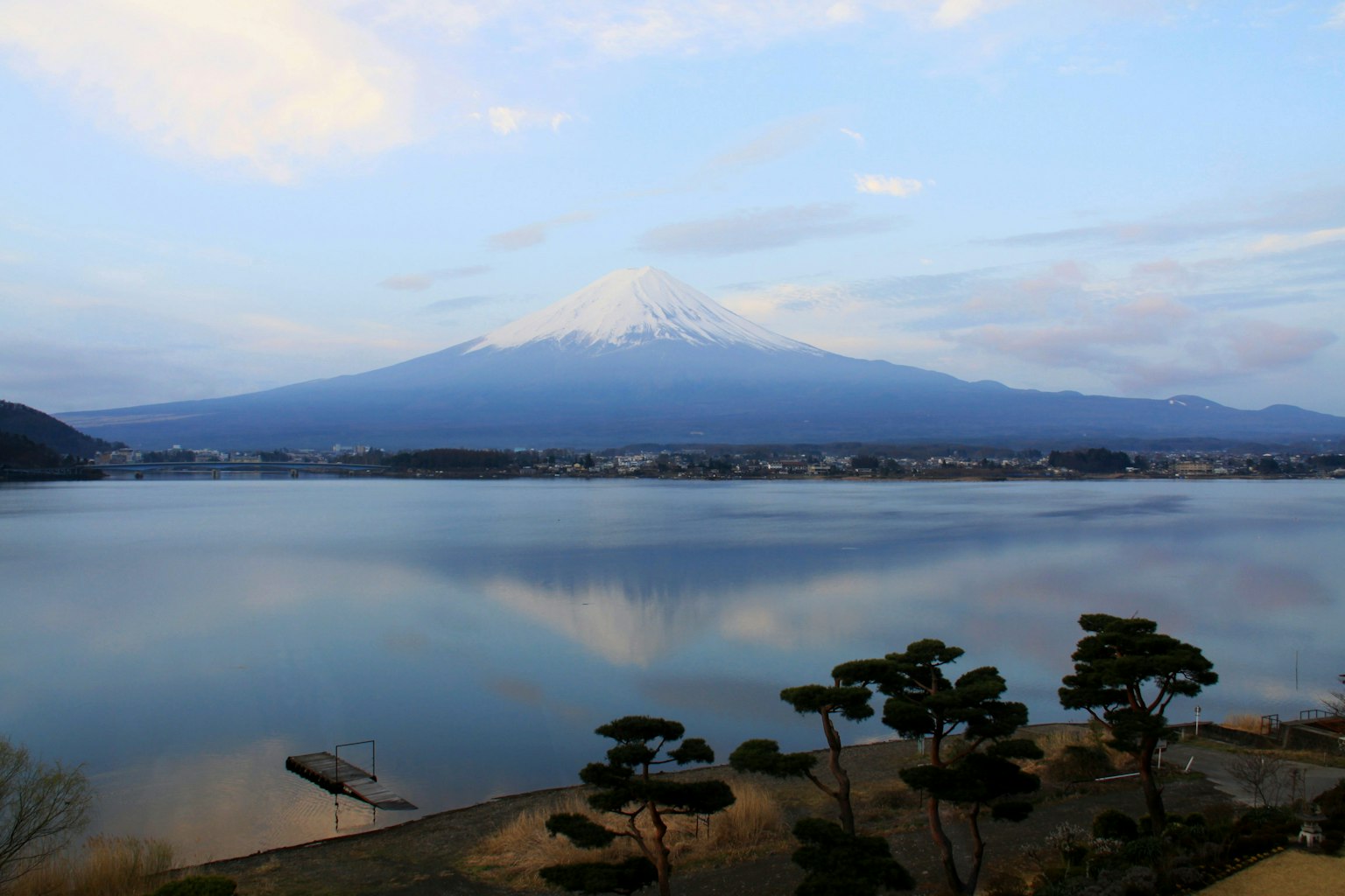 Vista escénica del monte Fuji y reflejo tranquilo del lago