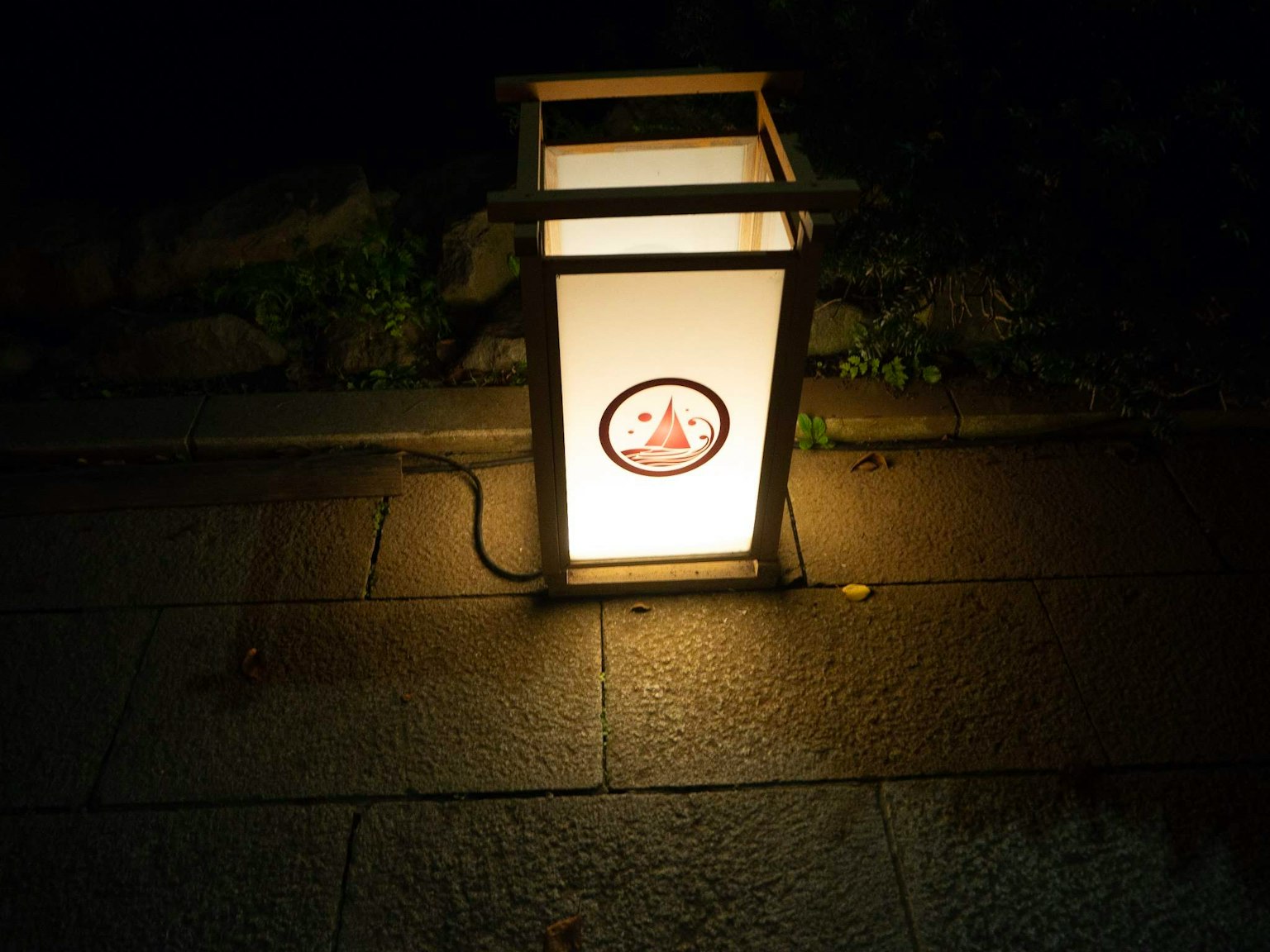 Lanternes de style japonais brillant doucement dans l'obscurité éclairant les environs