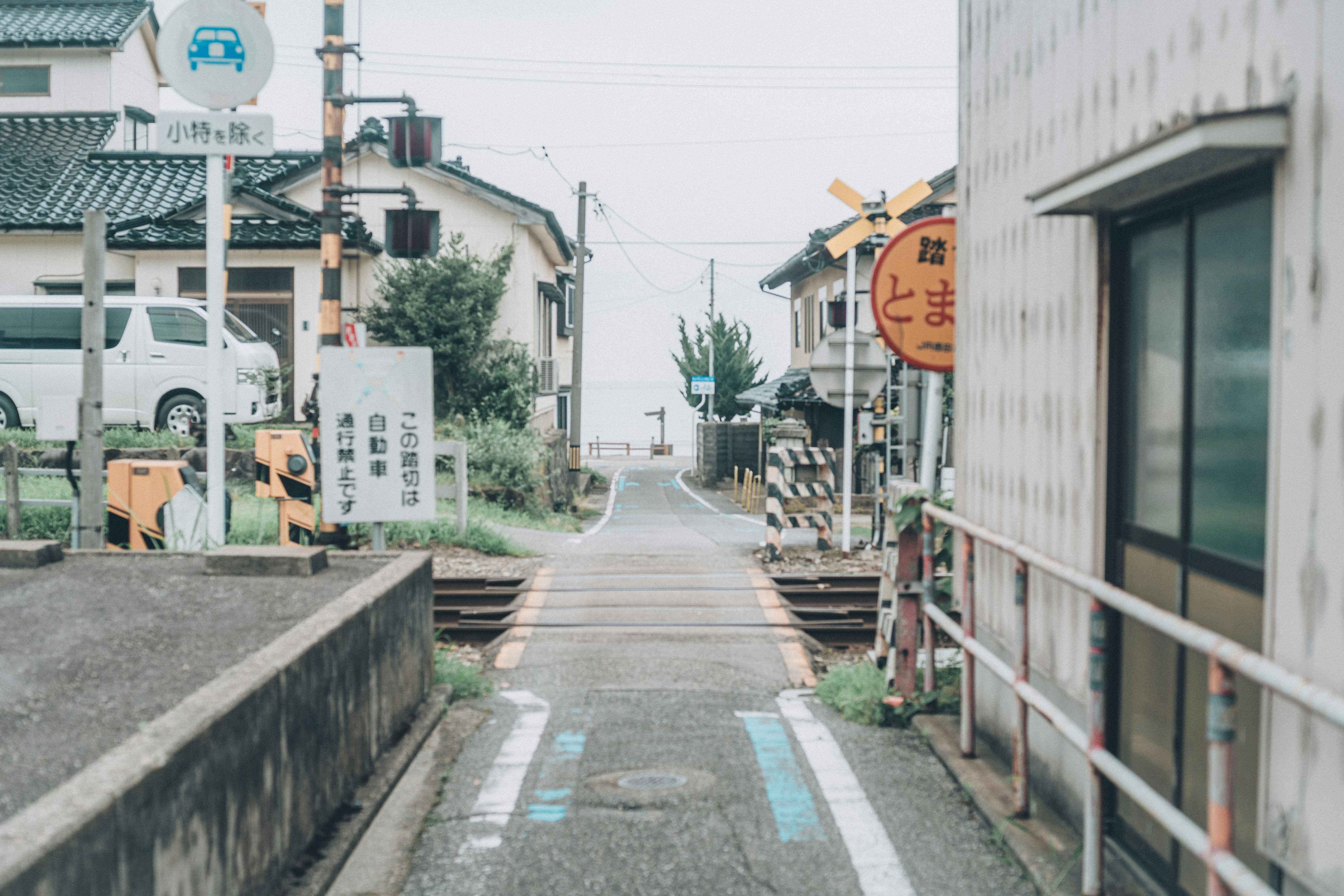 路地に並ぶ自転車と店先のある小さな商店街の通り