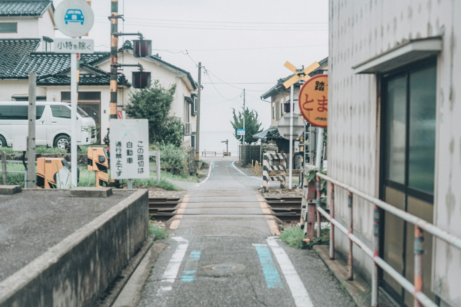 安静的街道视图与住宅建筑