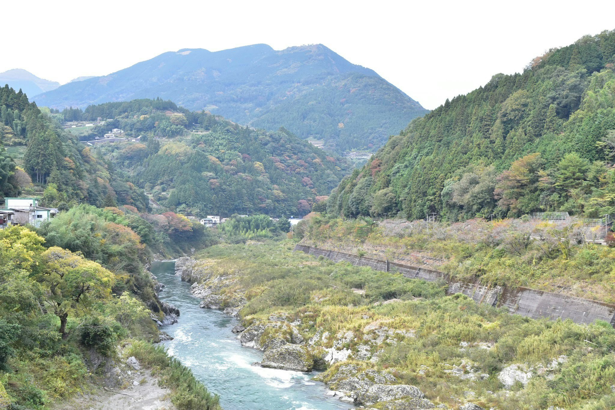山谷中蜿蜒流淌的河流與青翠群山