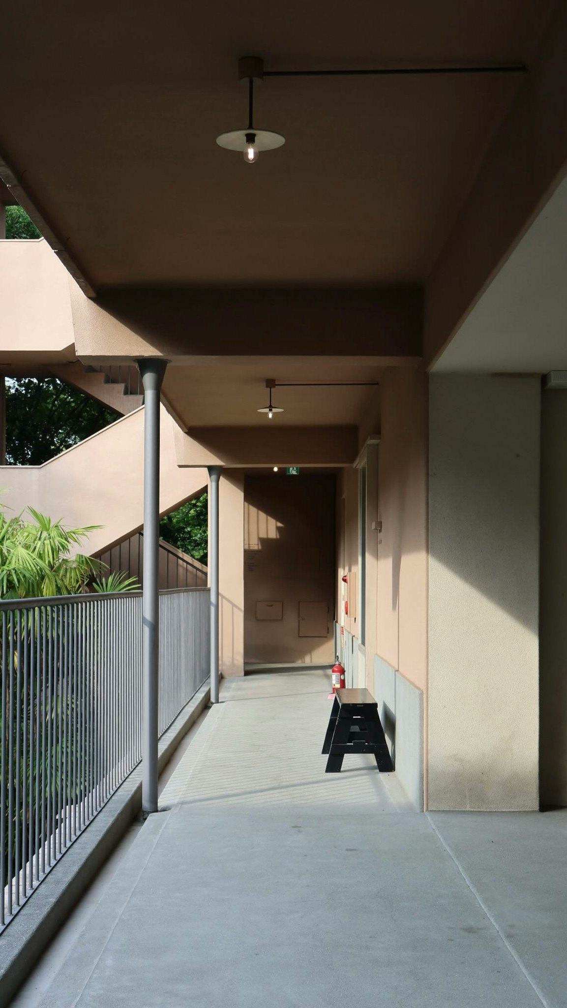 ベランダのような屋外廊下の手すりと壁のある通路