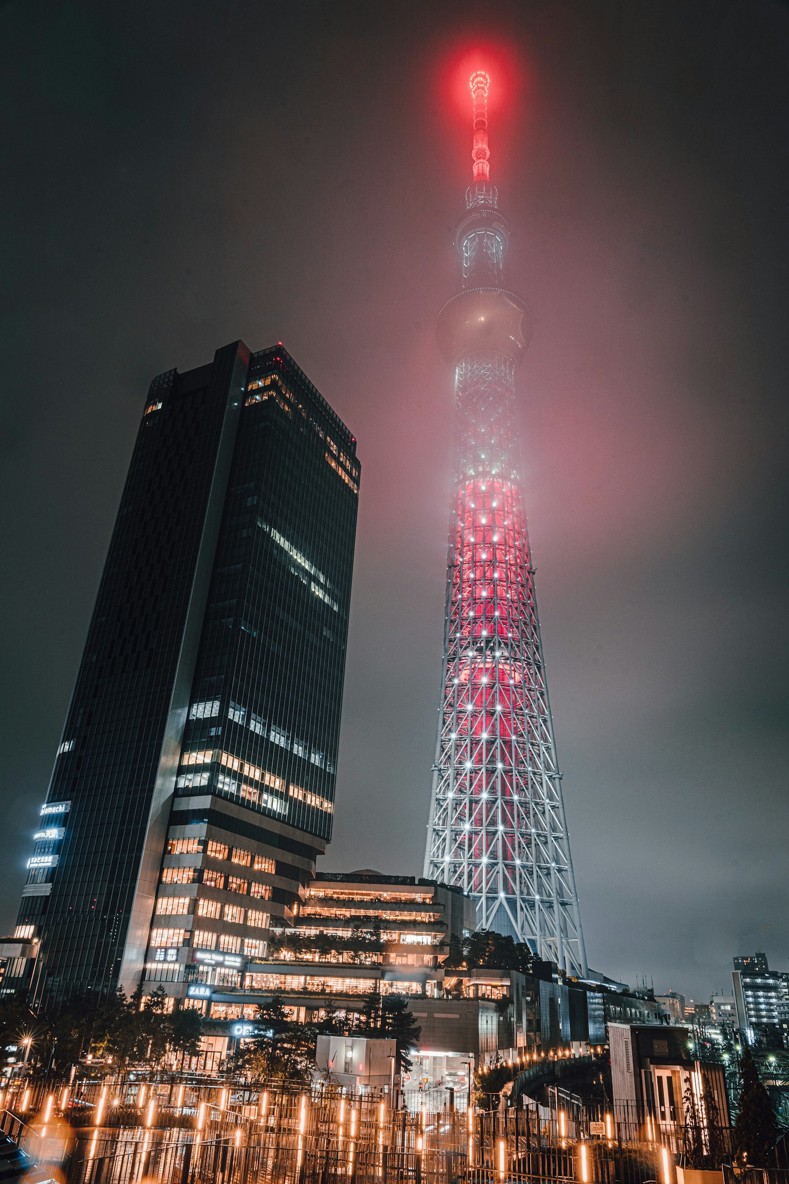 Tokyo Skytree yang diterangi di malam hari dikelilingi kabut