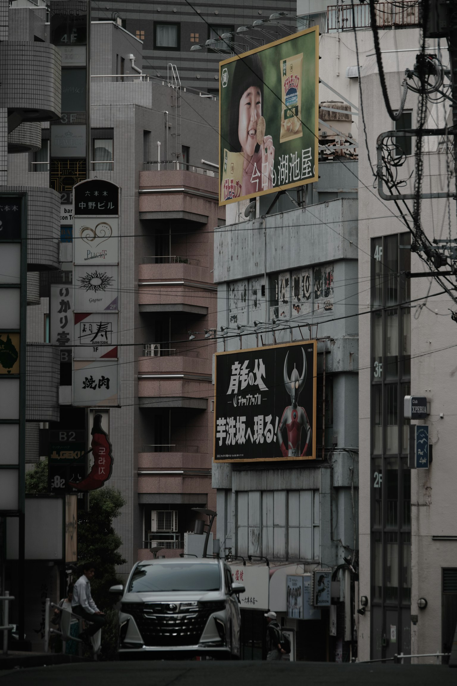 Scène urbaine avec des bâtiments et des panneaux d'affichage