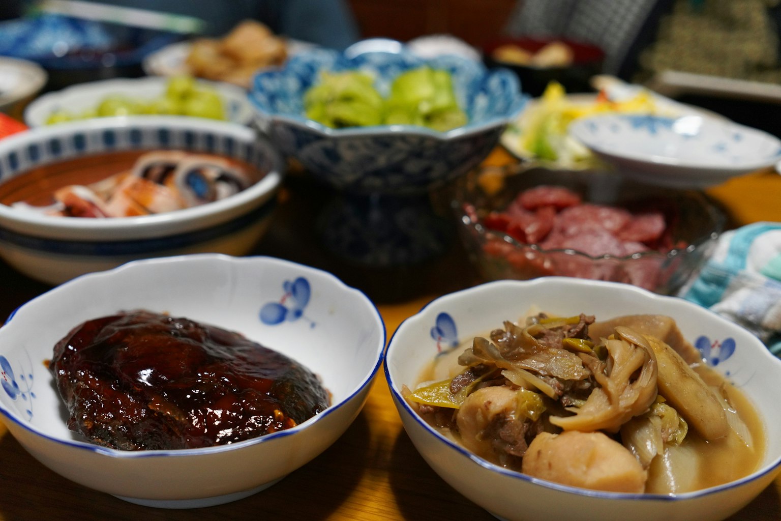 Pemandangan hidup berbagai hidangan Jepang di meja makan