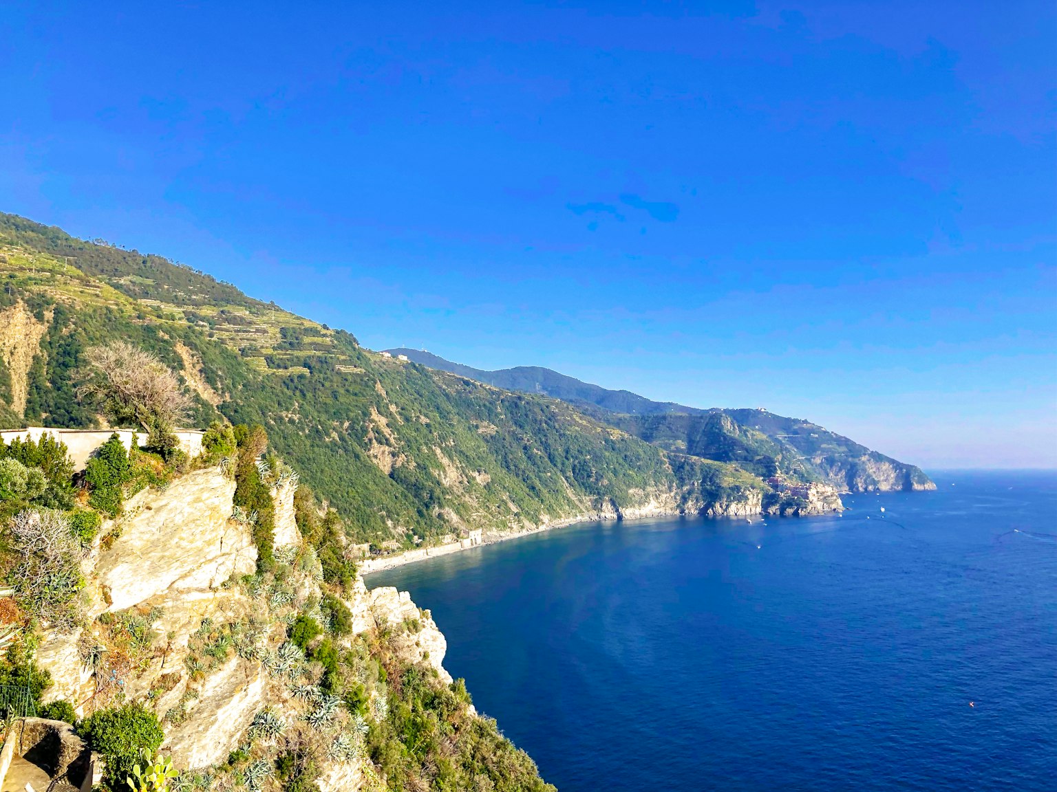 Garis pantai yang indah dengan laut biru dan pegunungan hijau