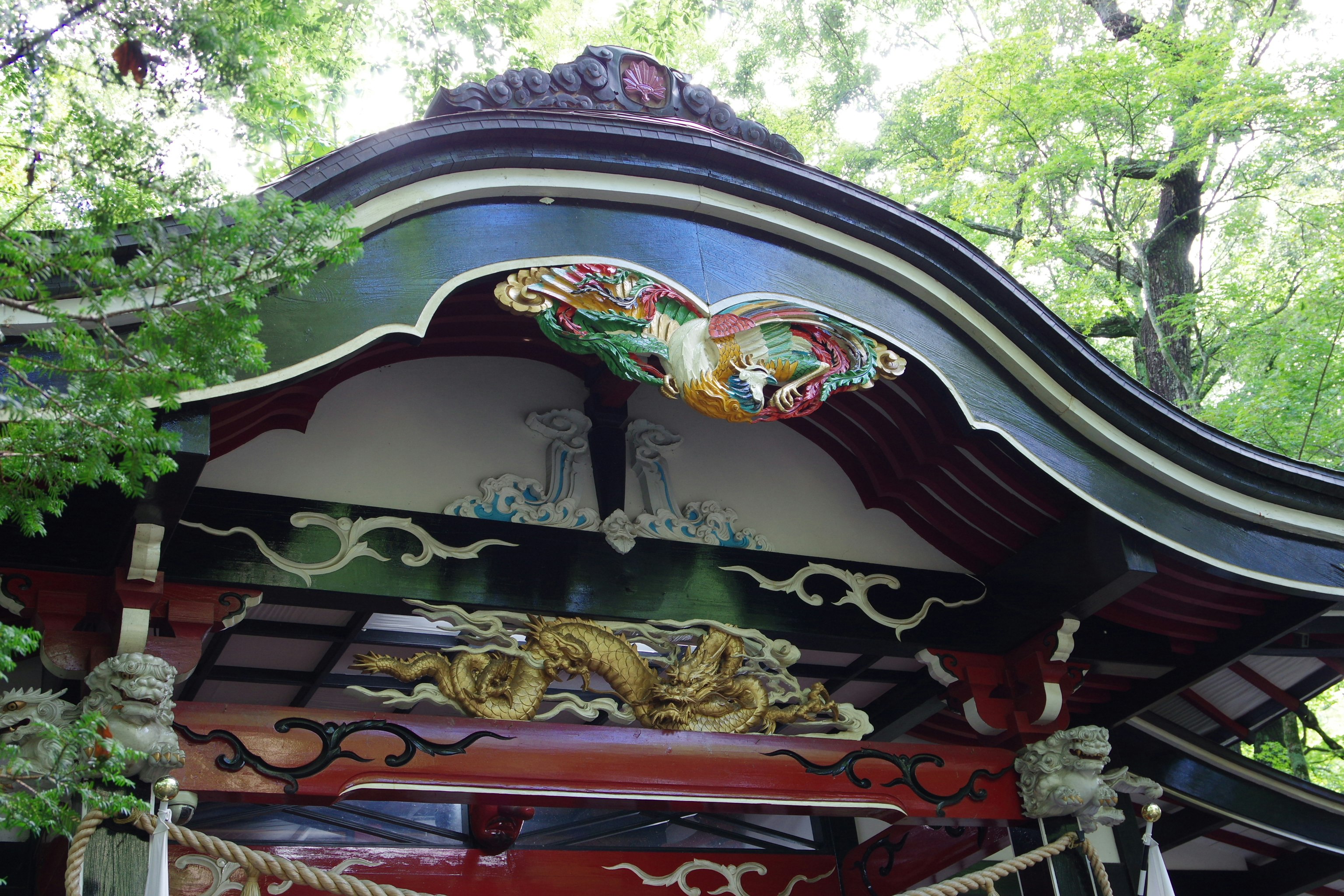 神社の装飾された屋台（獅子と龍の彫刻）