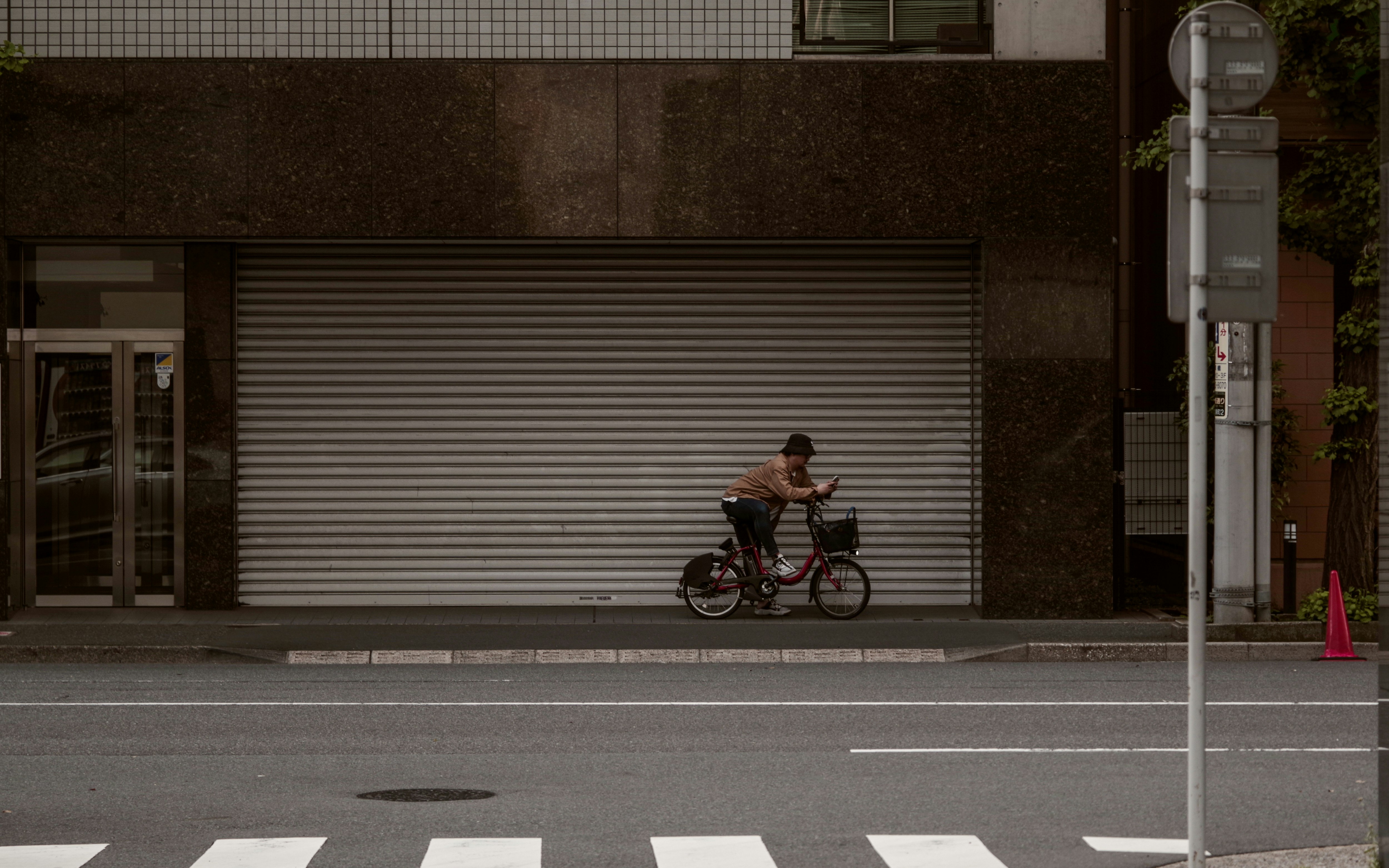 浅草橋の路地を走る自転車と街並み
