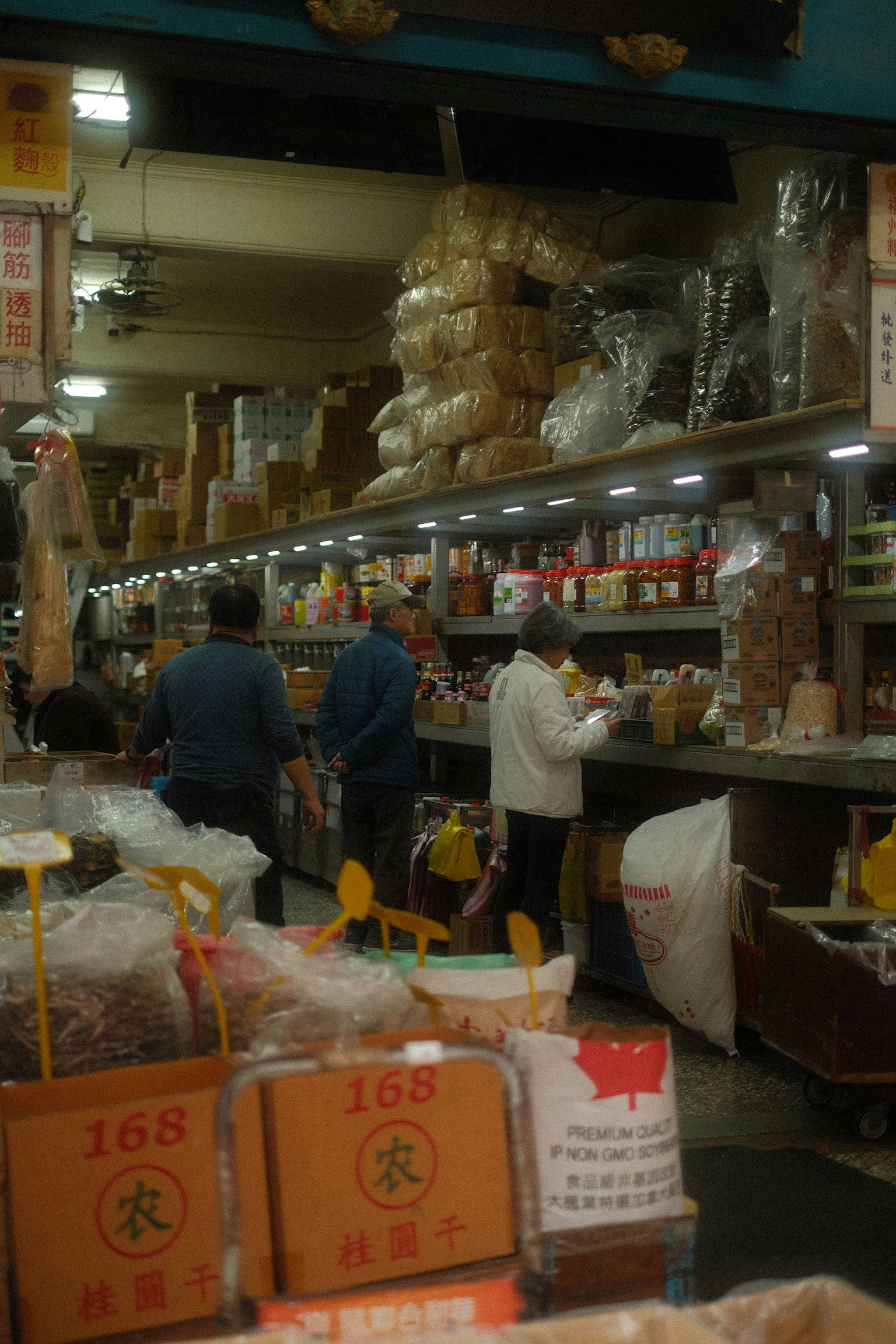 台湾の市場で並ぶ乾物や調味料の店先