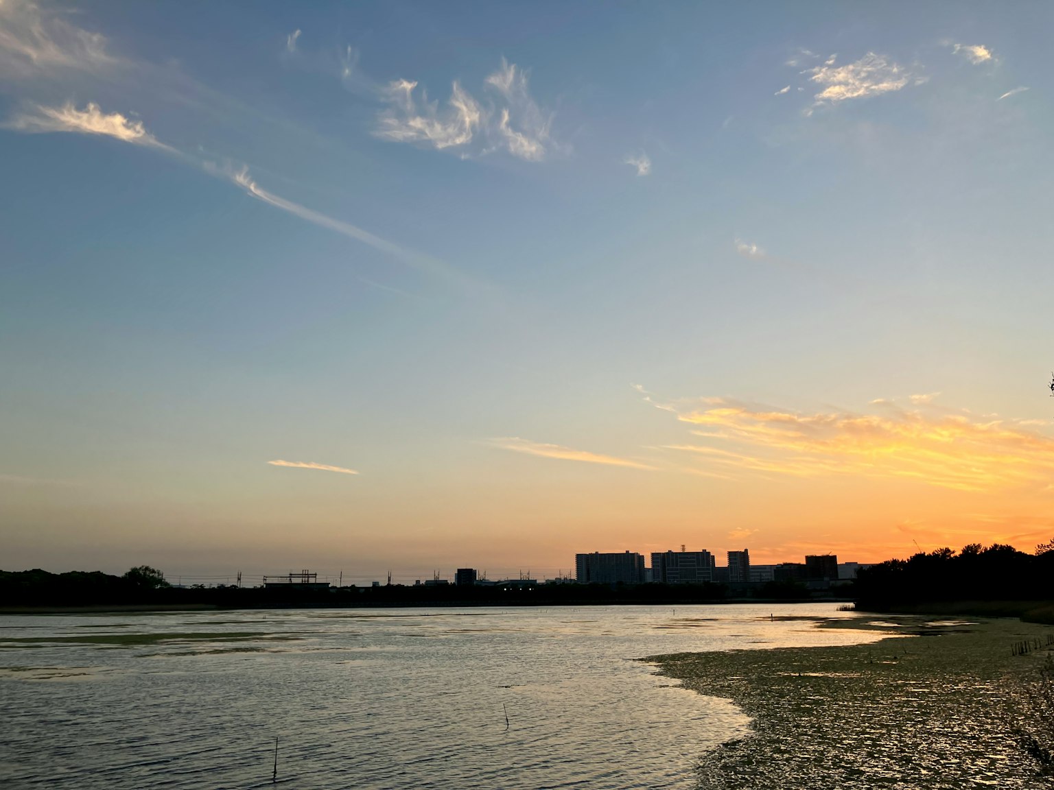 美丽的风景，日落天空和水面，包含河流和建筑物