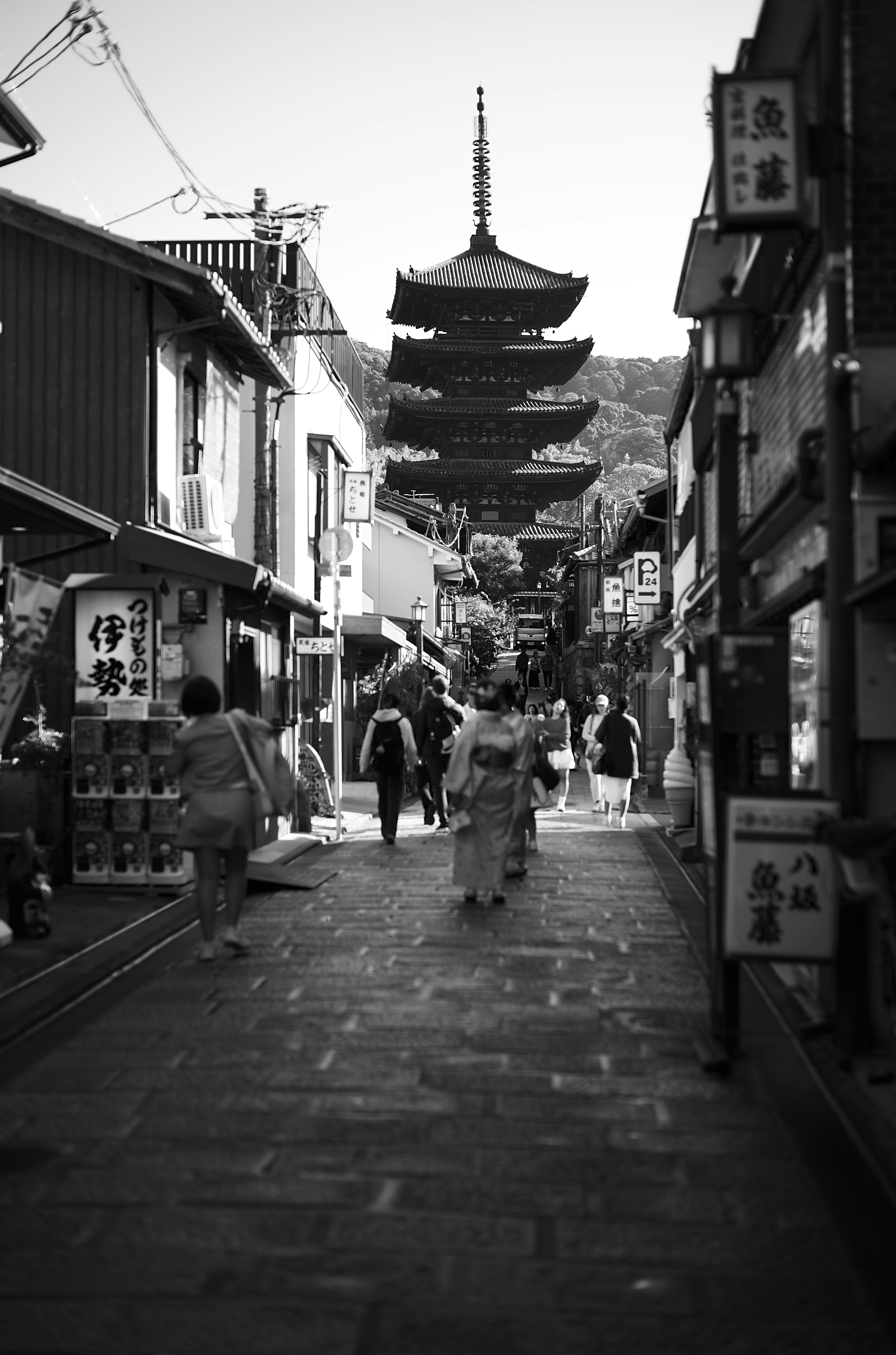 鋪石街巷兩側店鋪與遠處寶塔
