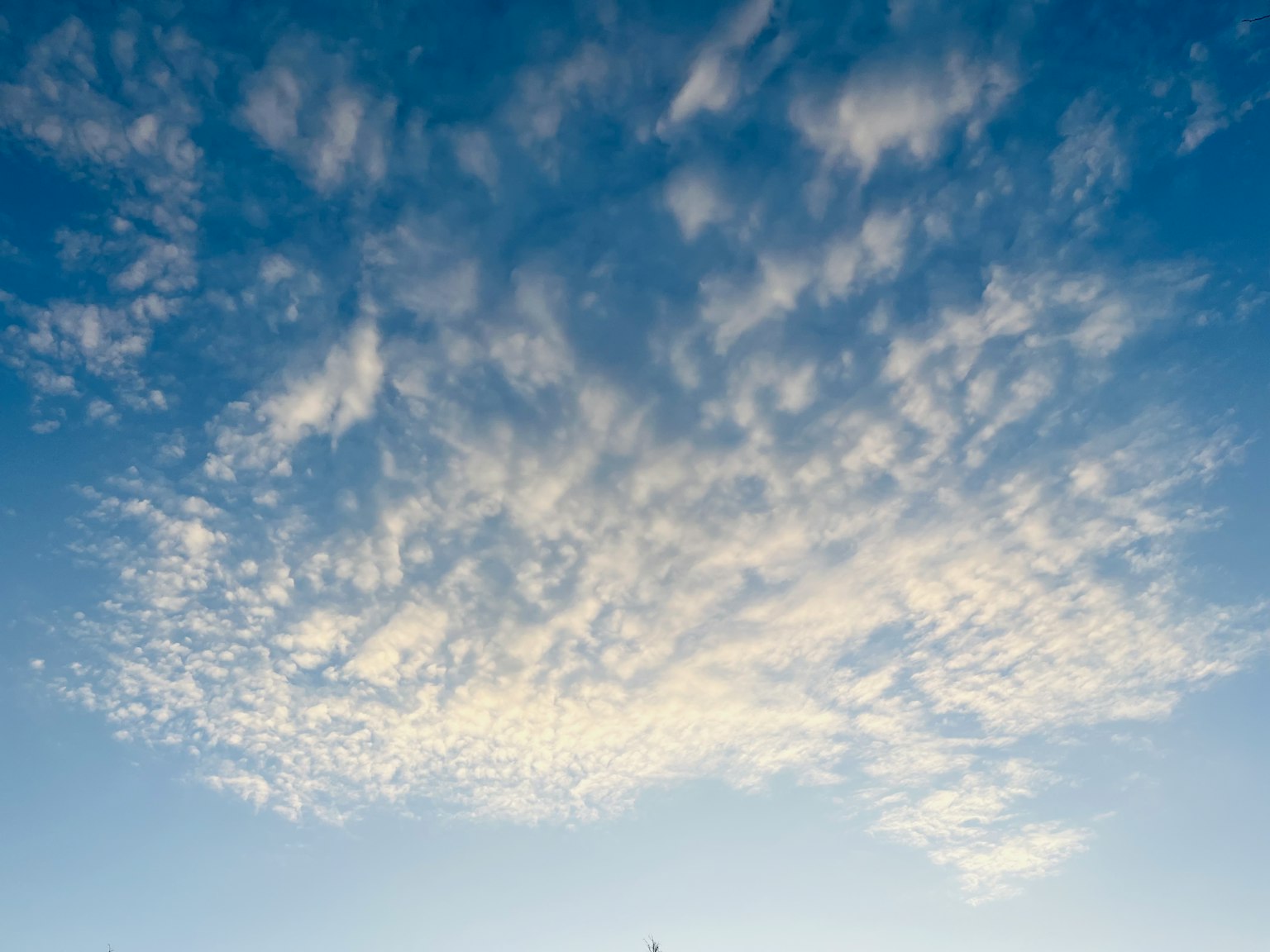 Wolkenmuster in einem blauen Himmel