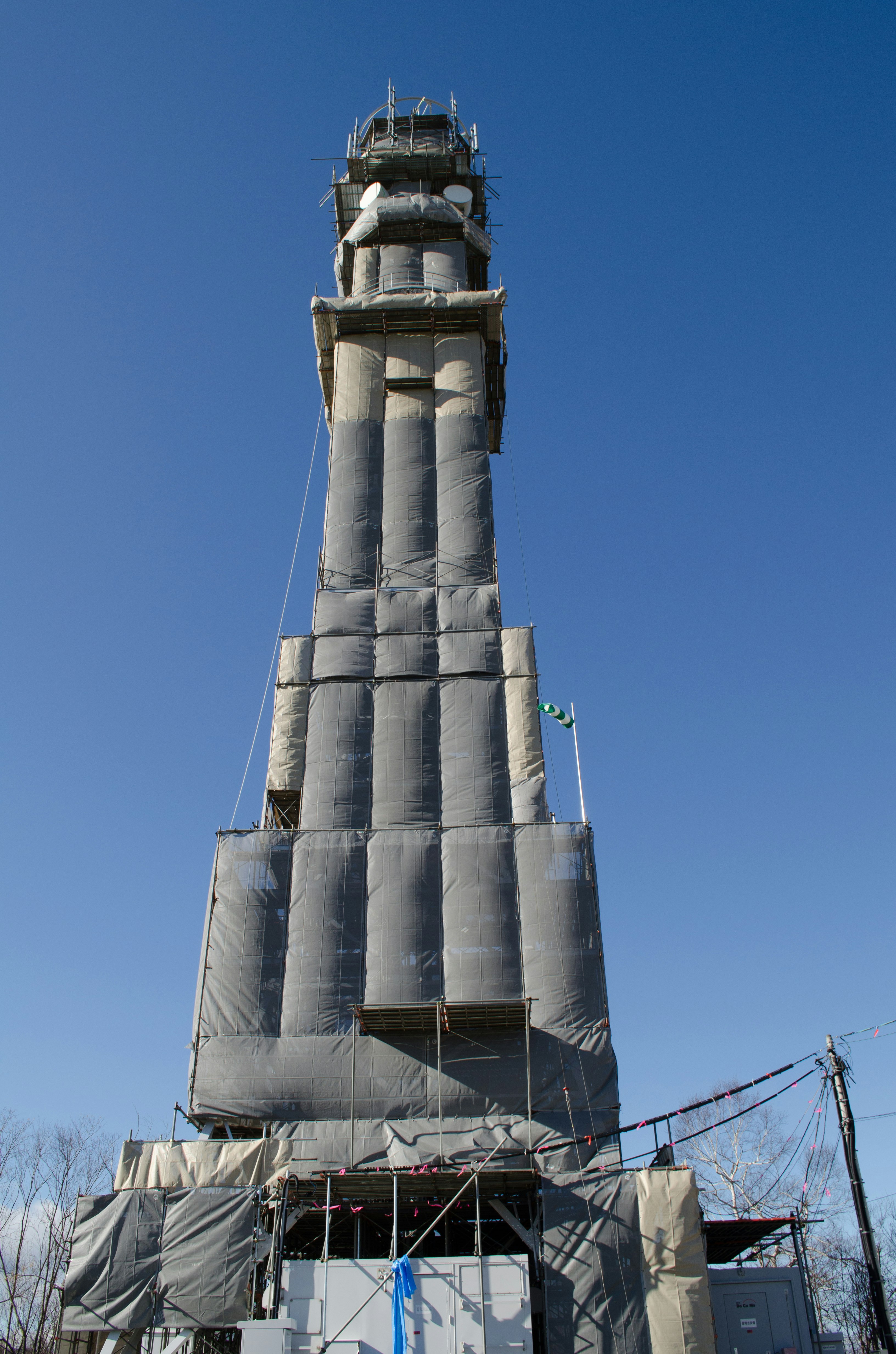 gran torre de construcción contra un cielo azul despejado