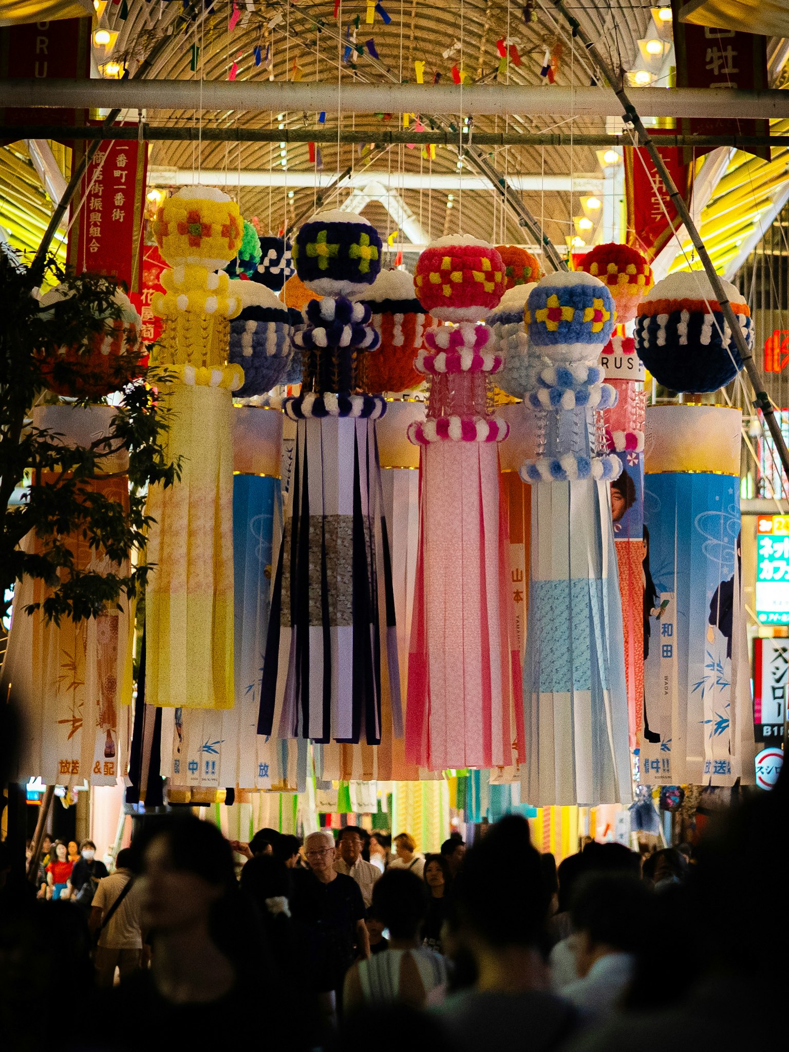 Scène de rue vibrante avec des décorations colorées suspendues au-dessus