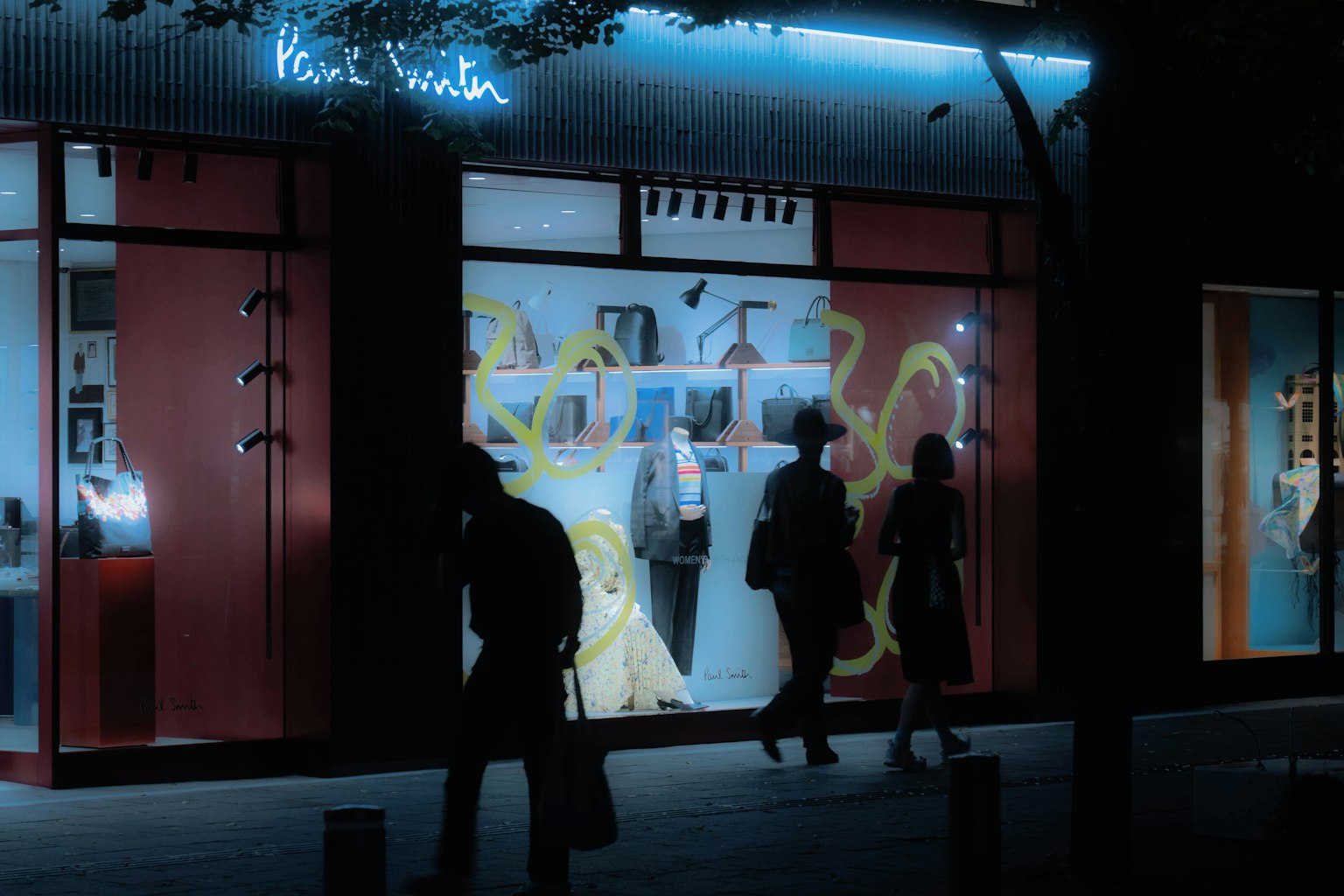 夜間閃亮的Paul Smith商店與行人