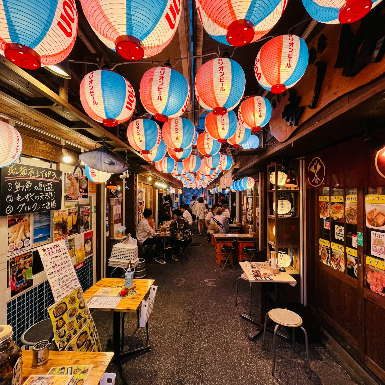 充满活力的日本街景，悬挂着灯笼