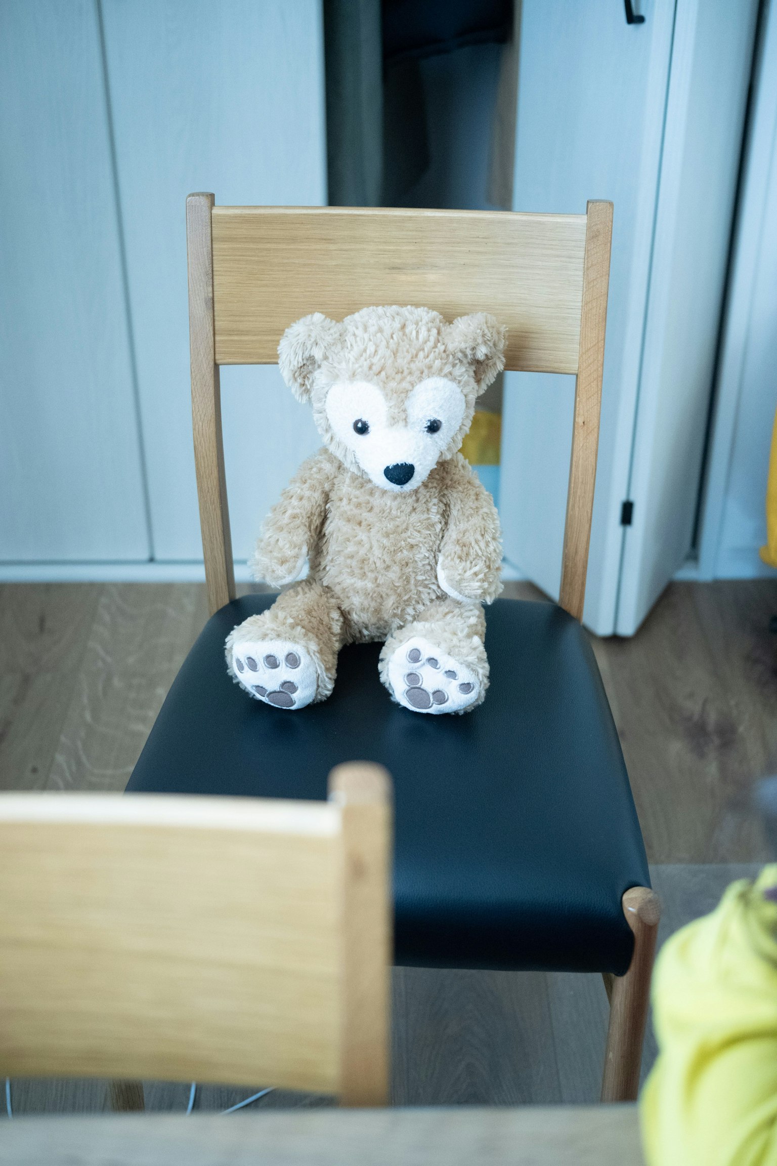 椅子に座っているぬいぐるみのクマの写真