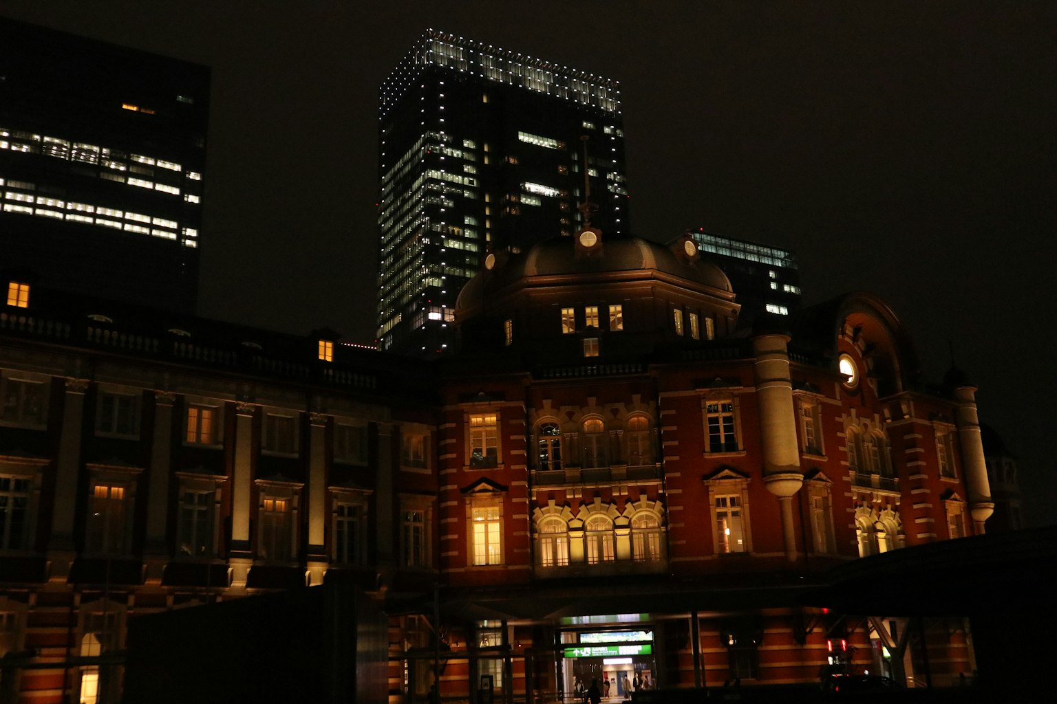 东京站美丽的夜景与对比鲜明的摩天大楼