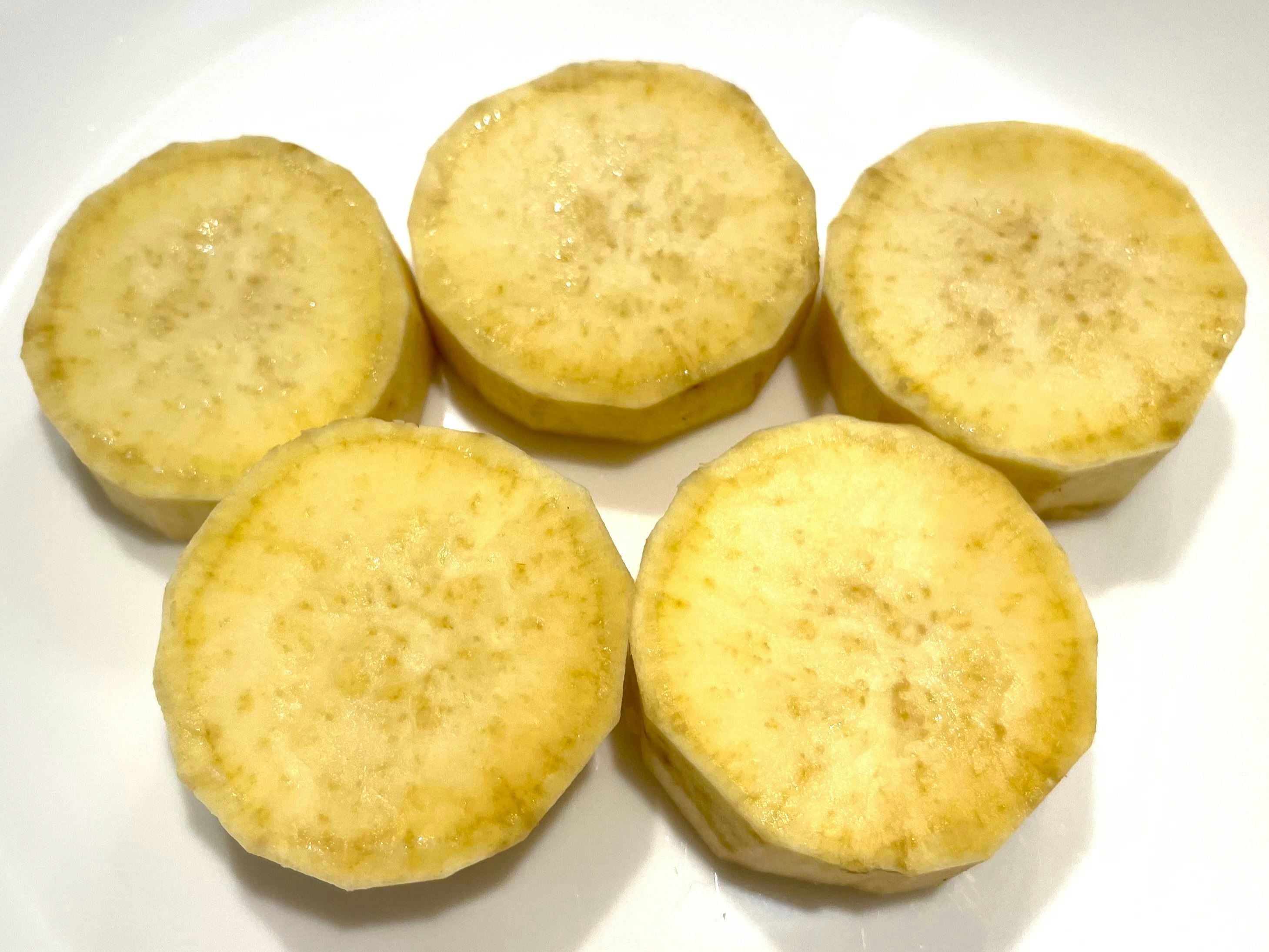 白色盤子裡擺放的馬鈴薯片