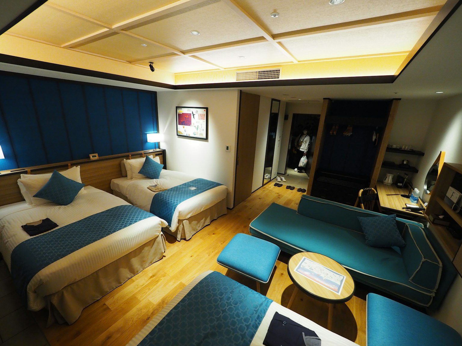 Habitación de hotel moderna con cortinas azules y camas