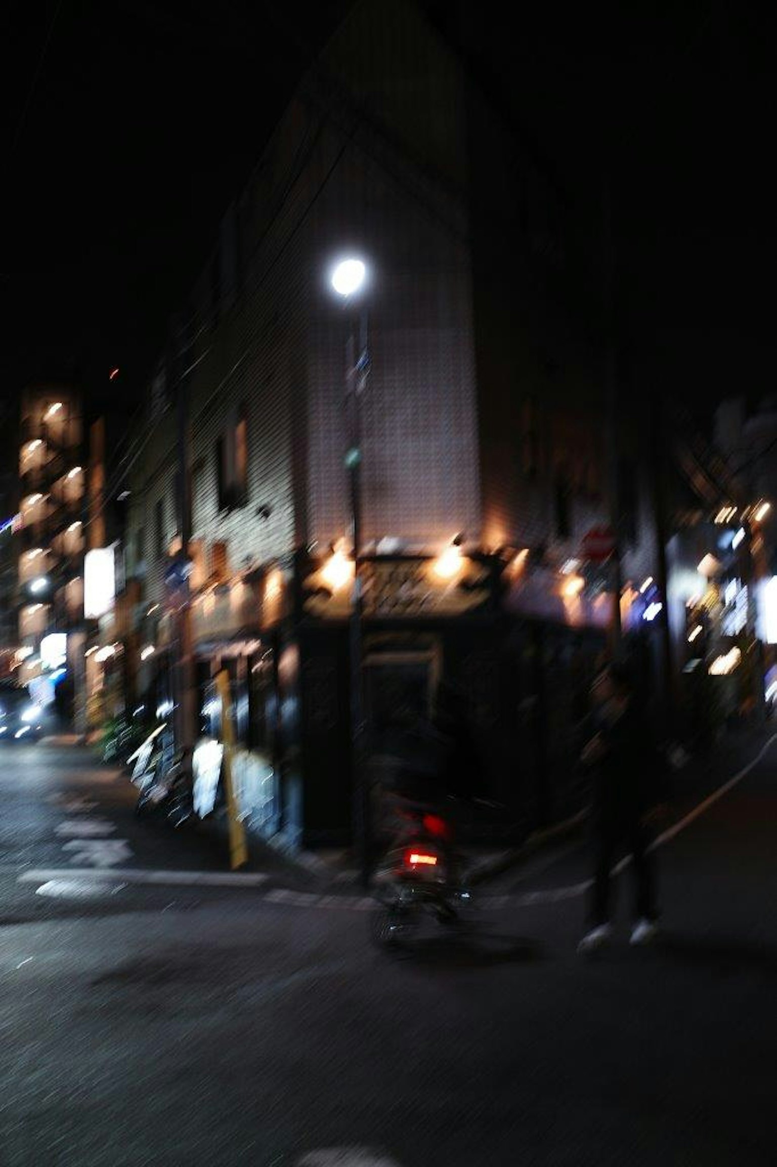 밤거리 코너 풍경 조명이 밝혀진 건물과 그림자