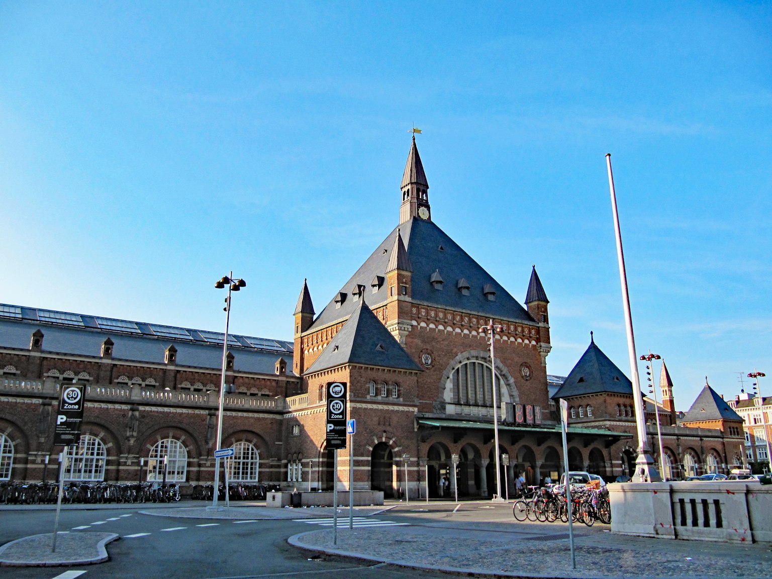 Stasiun Utama Amsterdam menampilkan arsitektur menakjubkan dan langit biru yang cerah