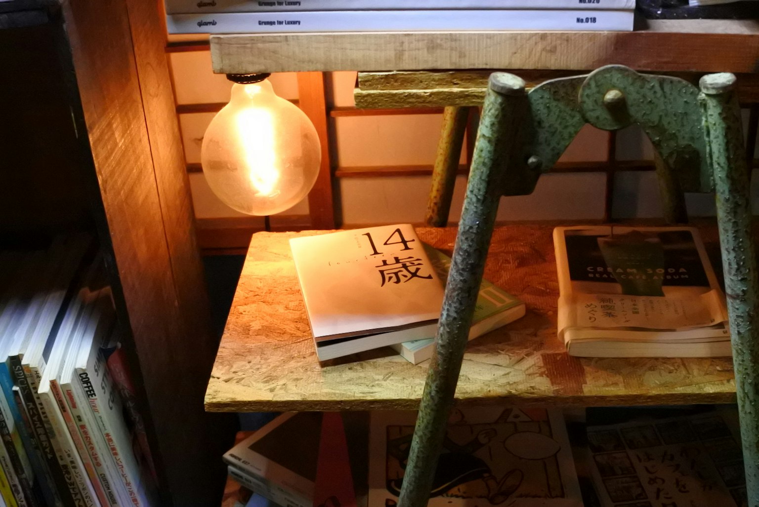 Suasana hangat sebuah ruangan dengan buku di atas meja kayu tua