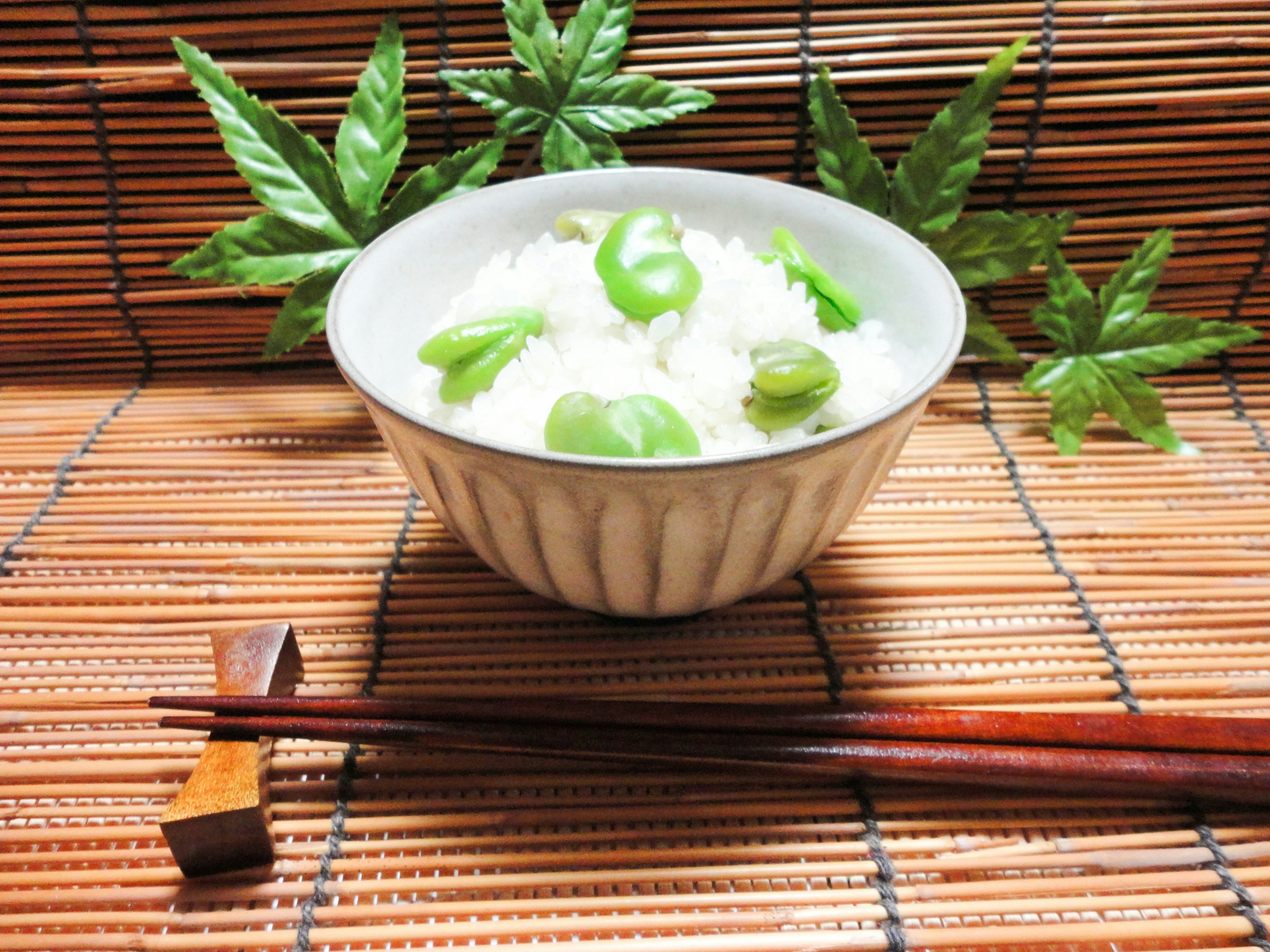 竹席上碗装抹茶风日式甜点