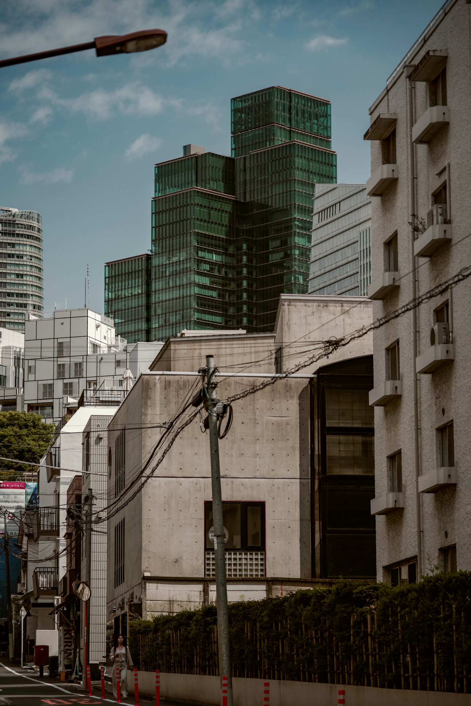 ทิวทัศน์เมืองที่มีอาคารกระจกสมัยใหม่และสถาปัตยกรรมเก่า