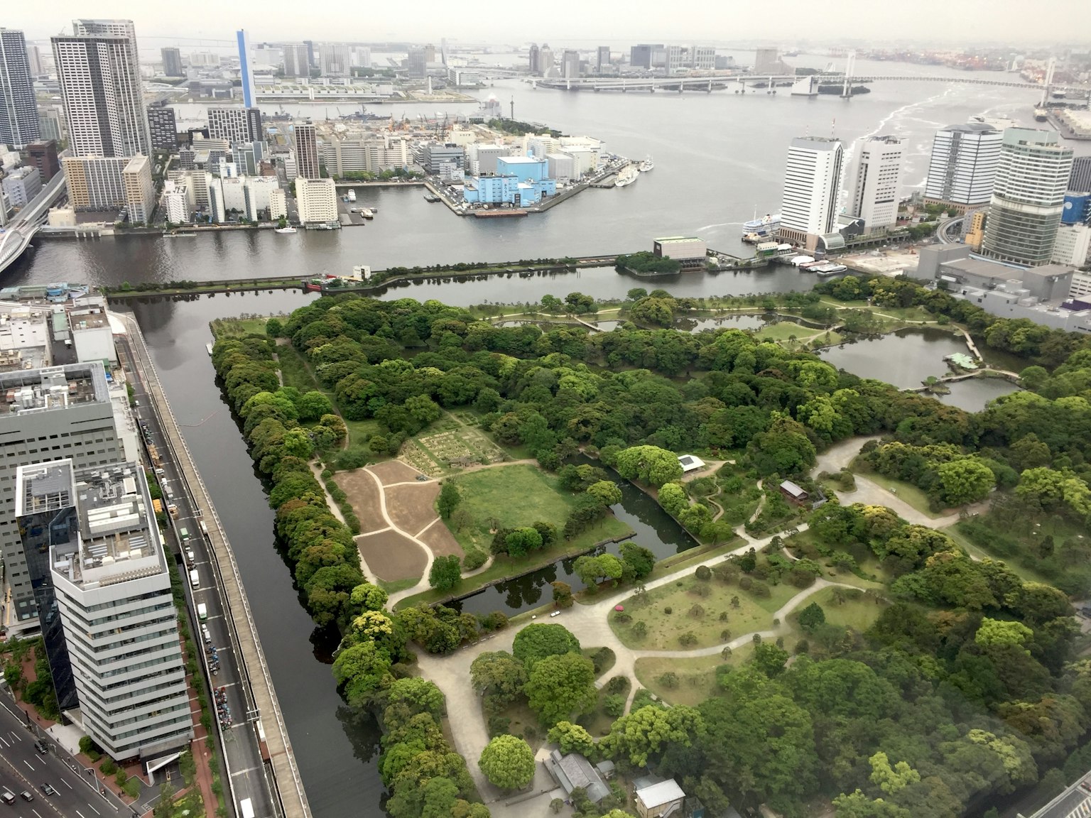 Vue aérienne d'un parc et d'une rivière à Tokyo