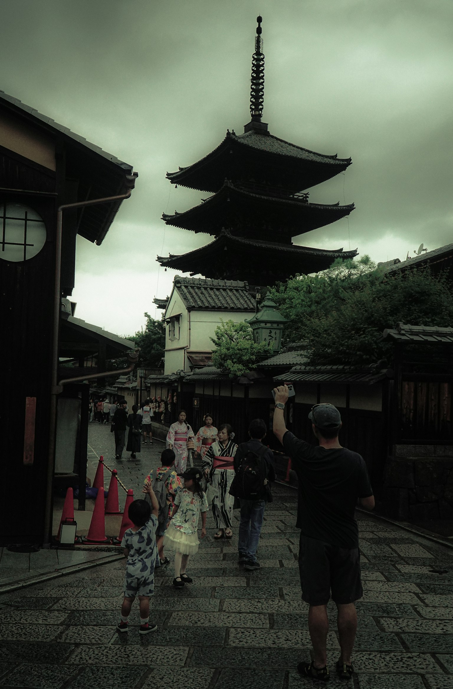 Vista suggestiva di una strada tradizionale con una pagoda sullo sfondo e persone in cammino