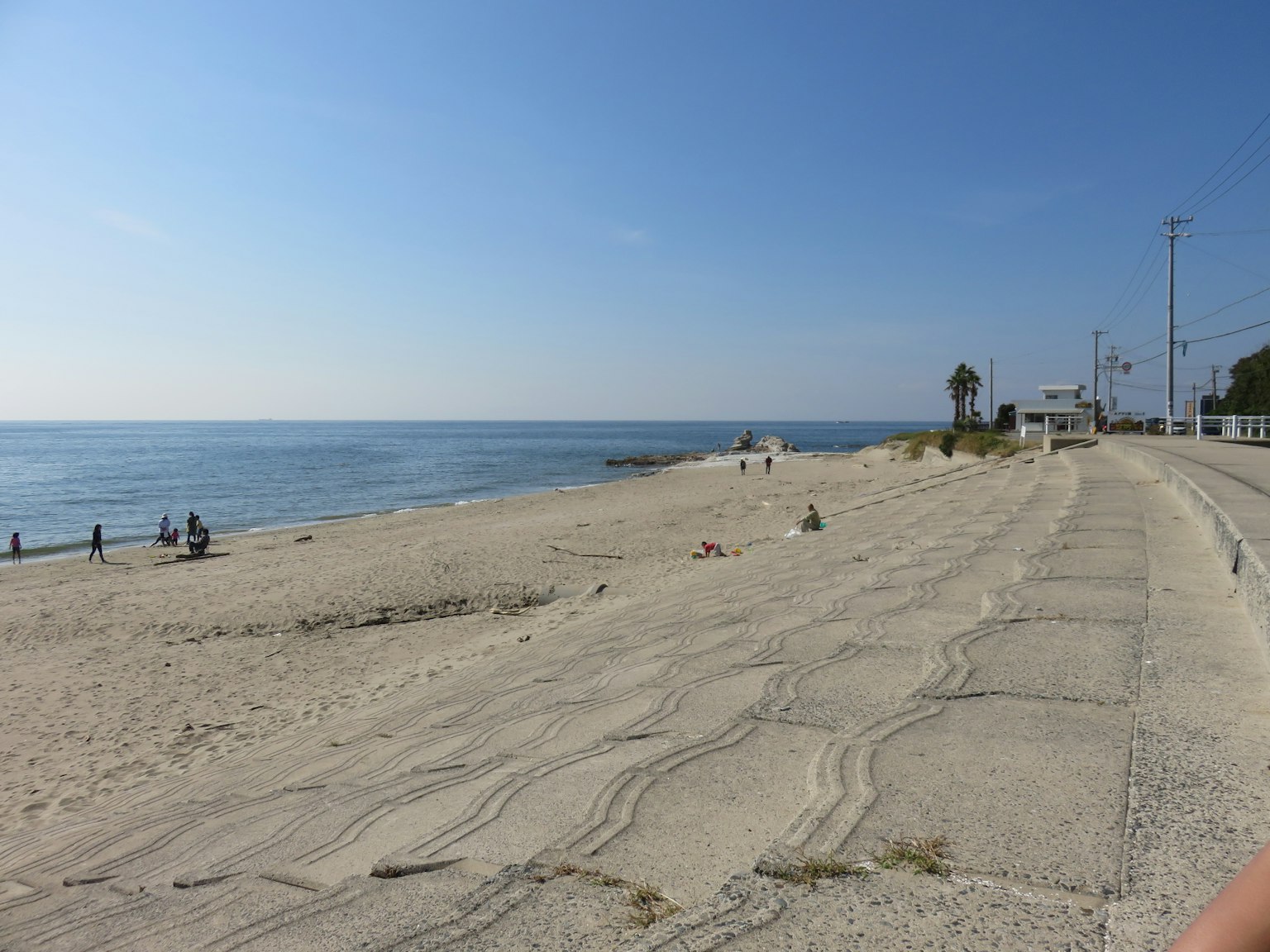 Vista panoramica della spiaggia con oceano blu e riva sabbiosa persone che si rilassano