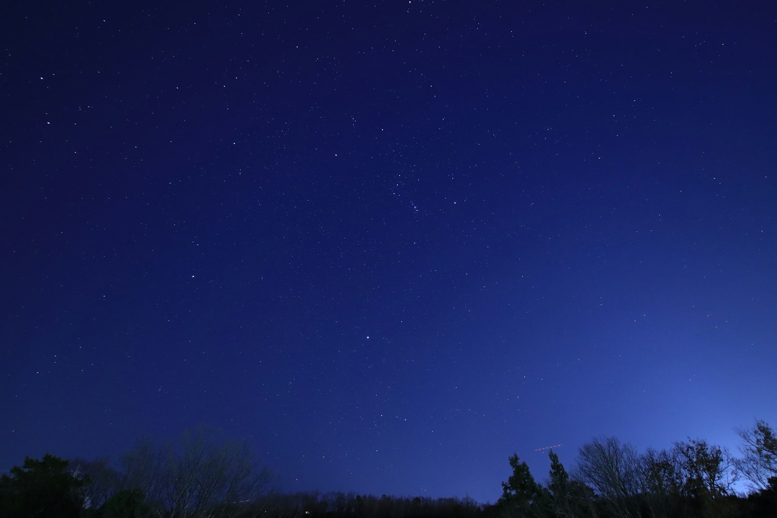 Sternenhimmel bei Nacht mit tiefblauem Hintergrund