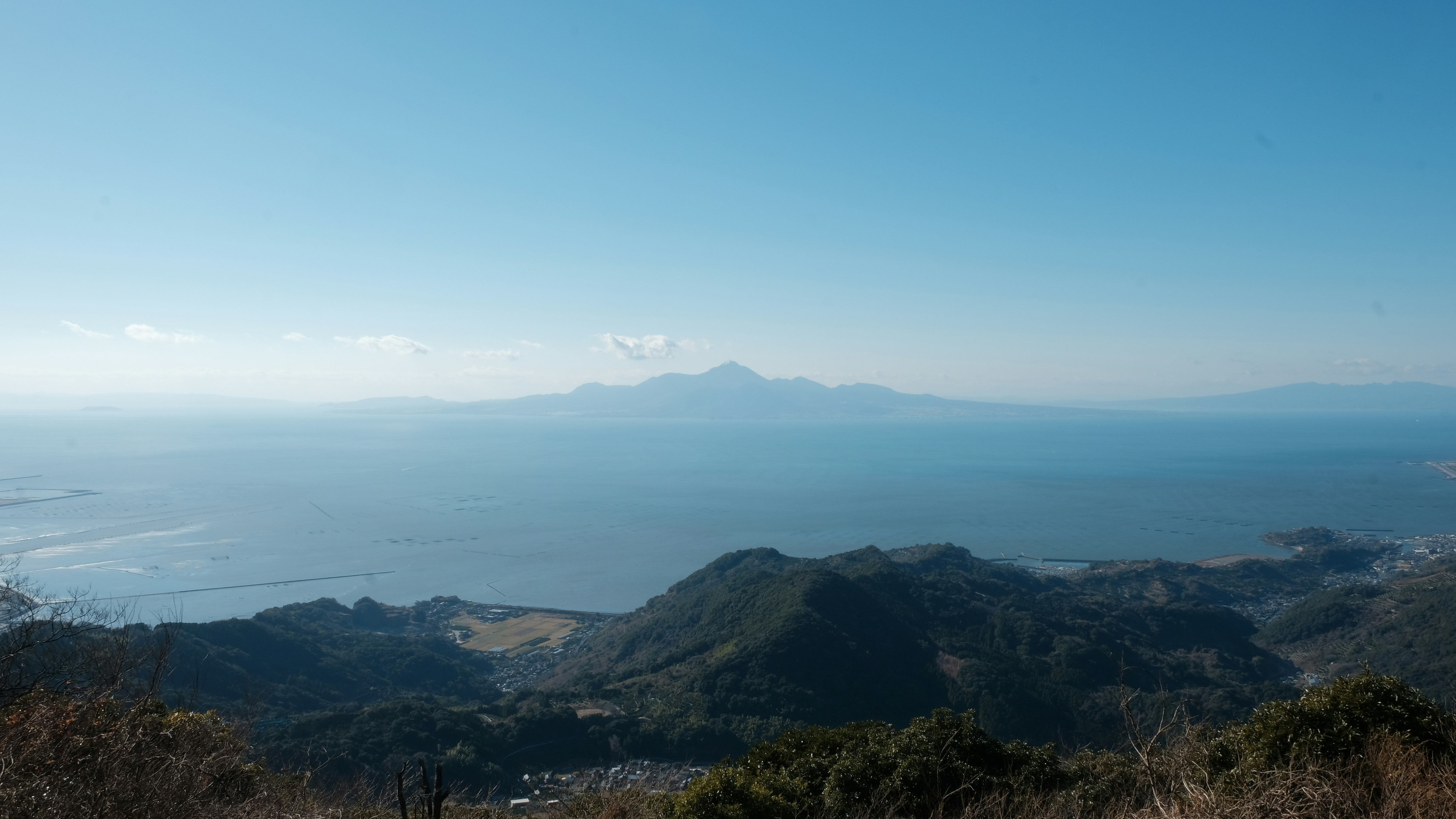 金峰山の山頂から見渡す島原の海と山並みの景色
