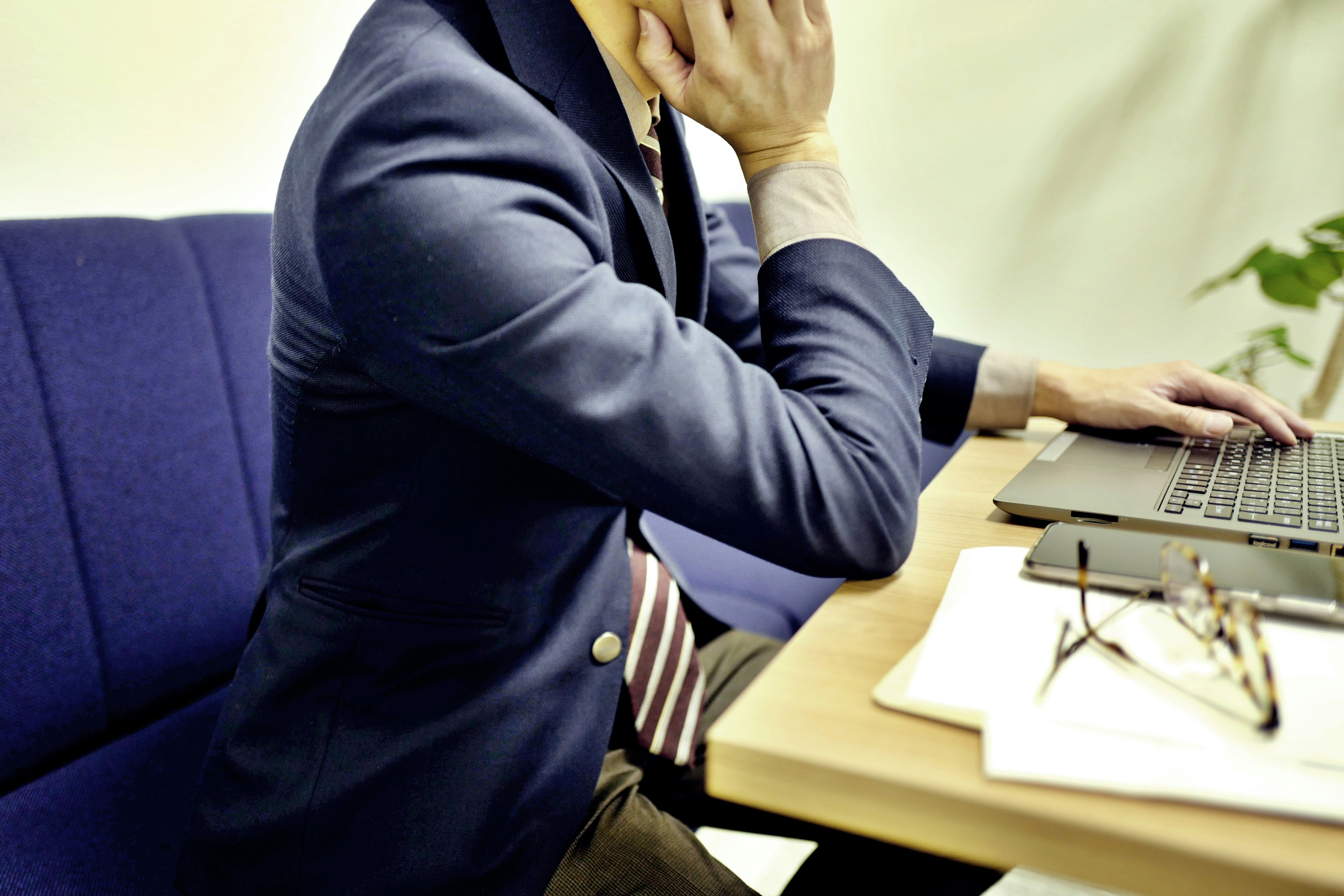 personne tapant sur un clavier dans un bureau