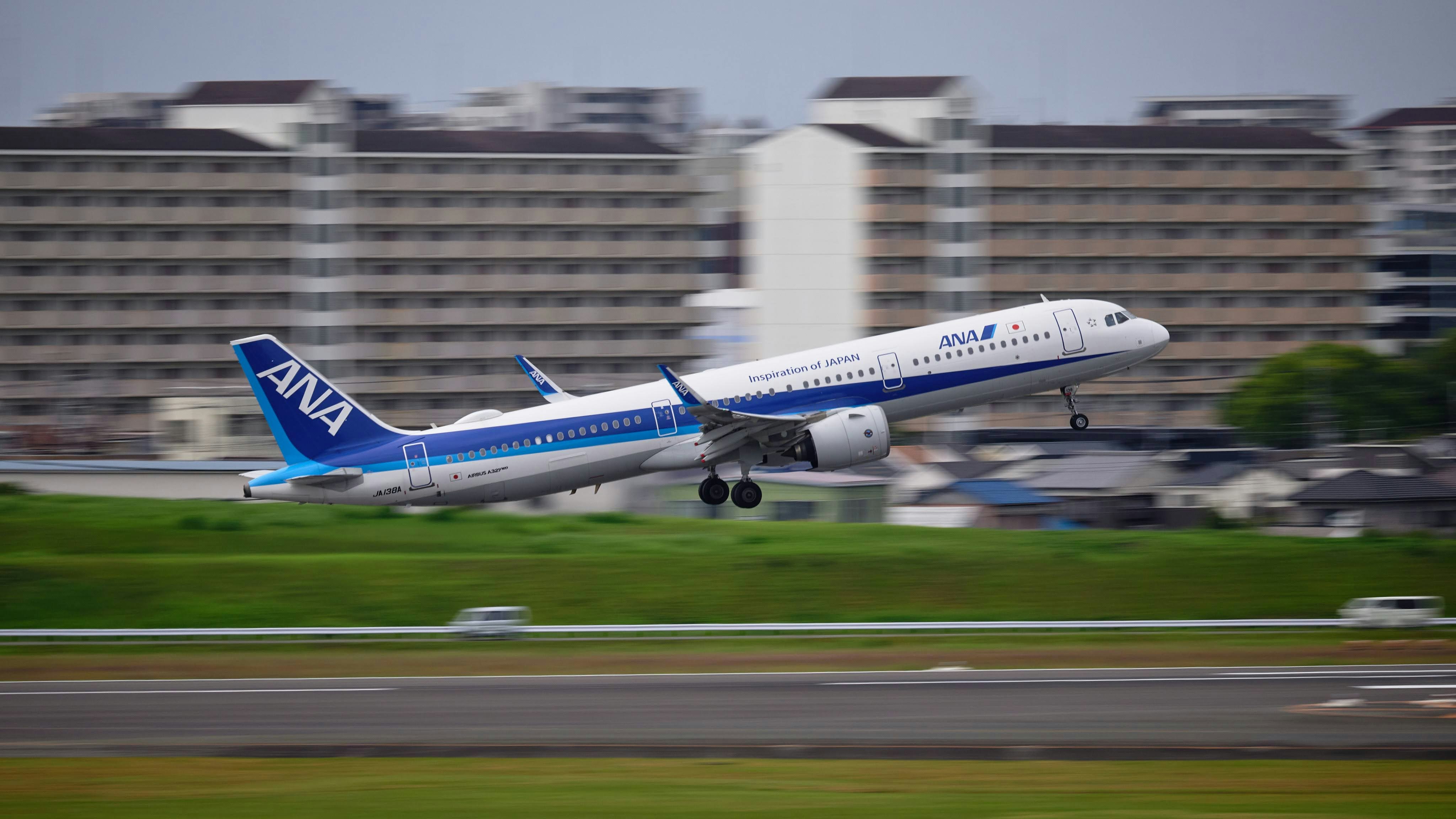 滑走路を離陸するANAの旅客機の離着陸シーン