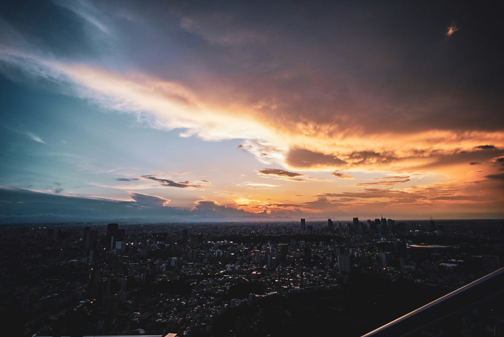夕陽下俯瞰城市天際線的壯觀天空