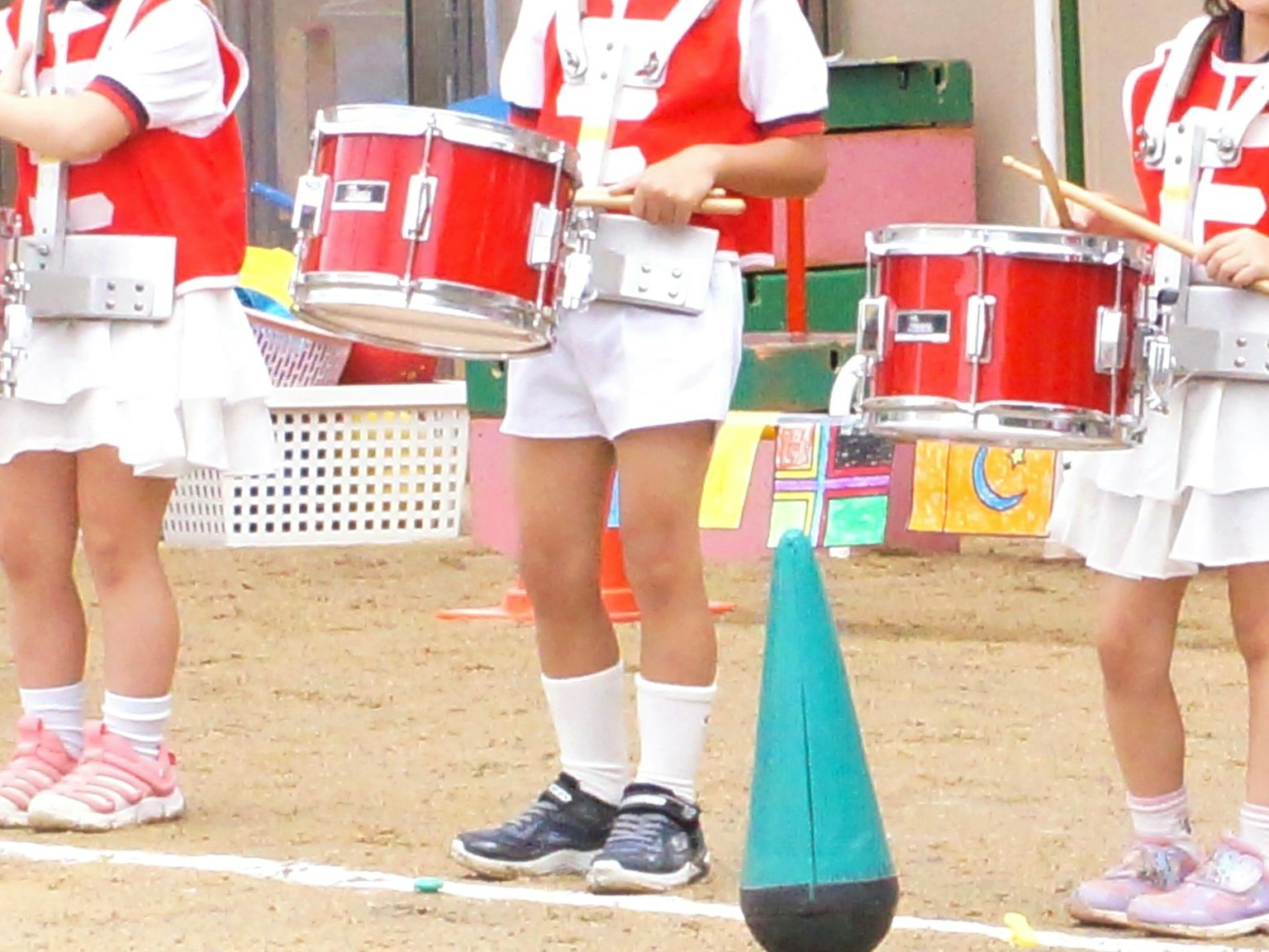 เด็ก ๆ ที่เล่นกลองแดงในบรรยากาศเฉลิมฉลอง