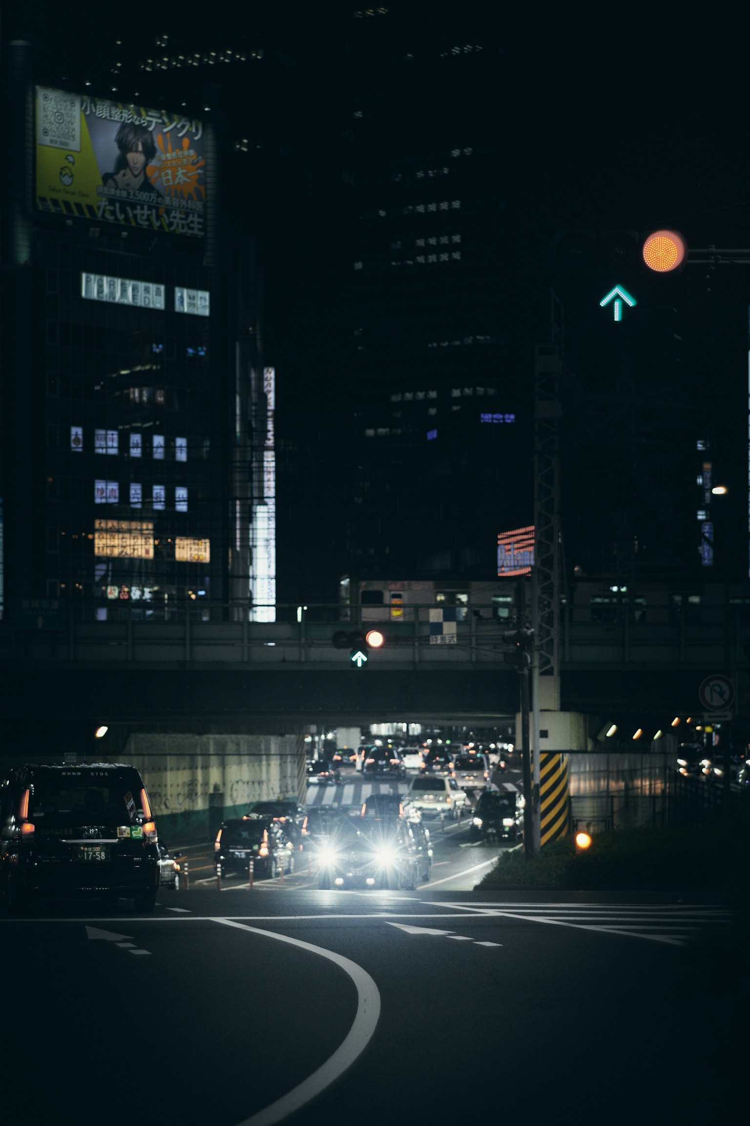 夜間城市景觀，車輛和明亮的霓虹燈標誌
