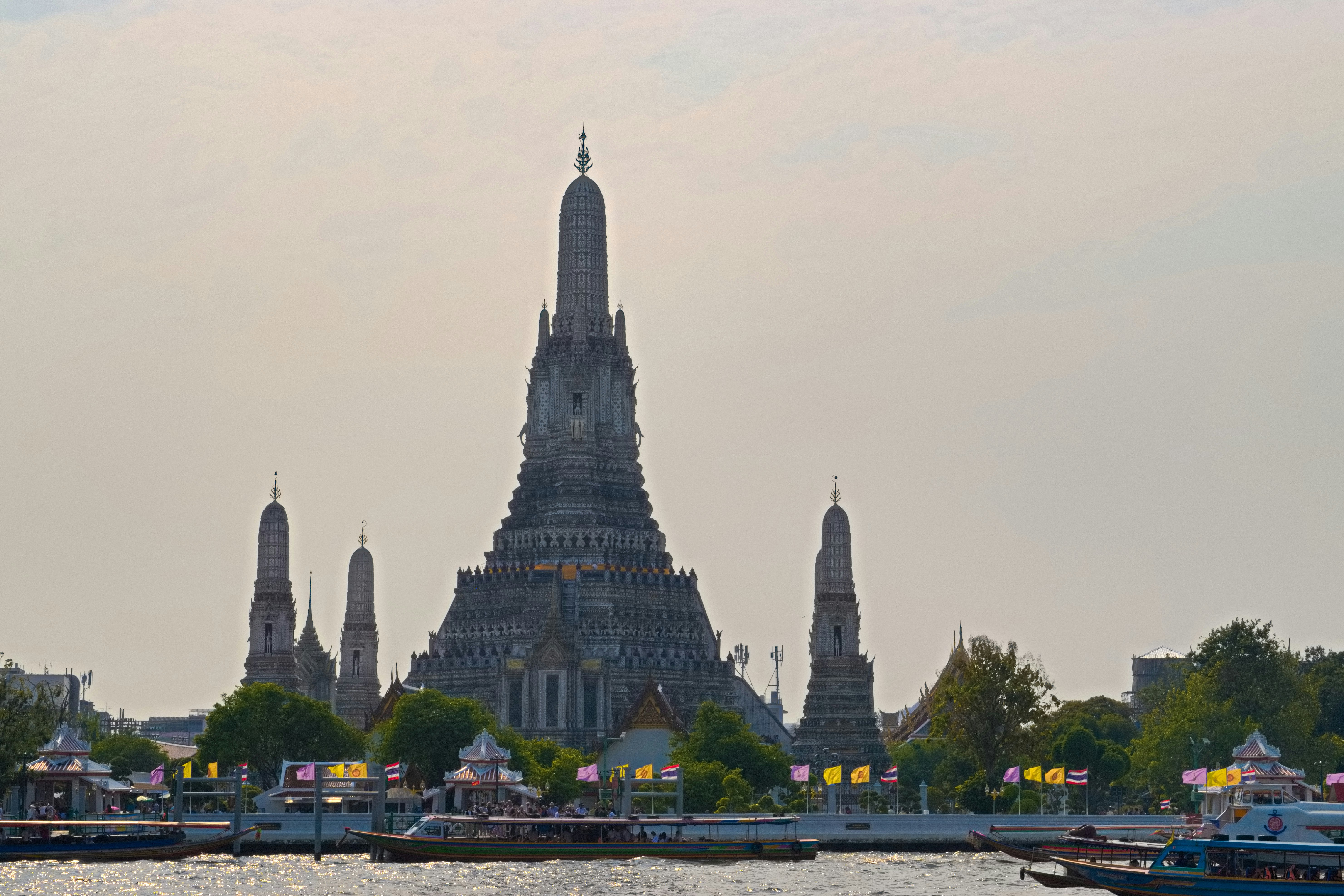 Vue du temple Wat Arun le long de la rivière Chao Phraya