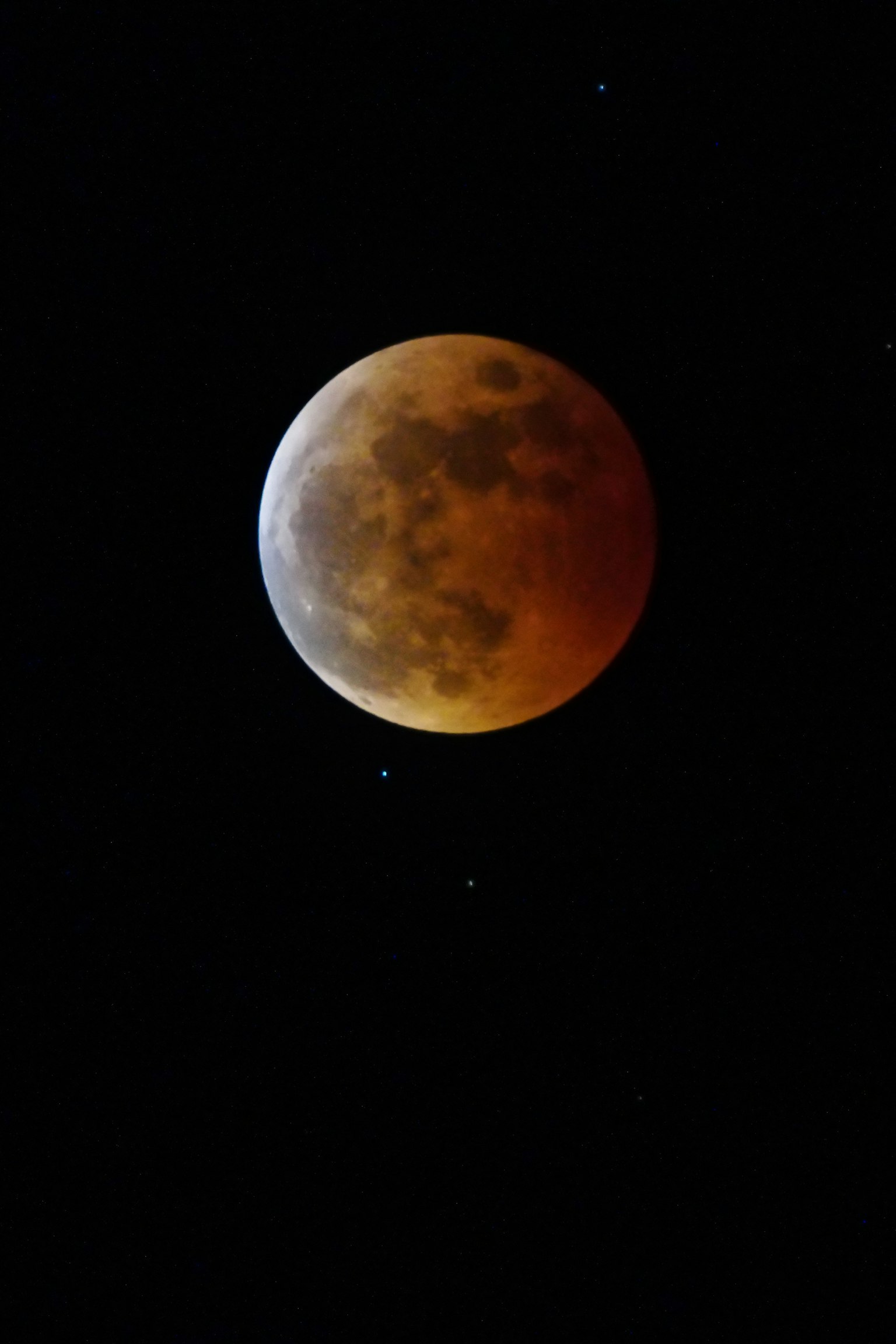 Luna roja con estrellas en el cielo nocturno