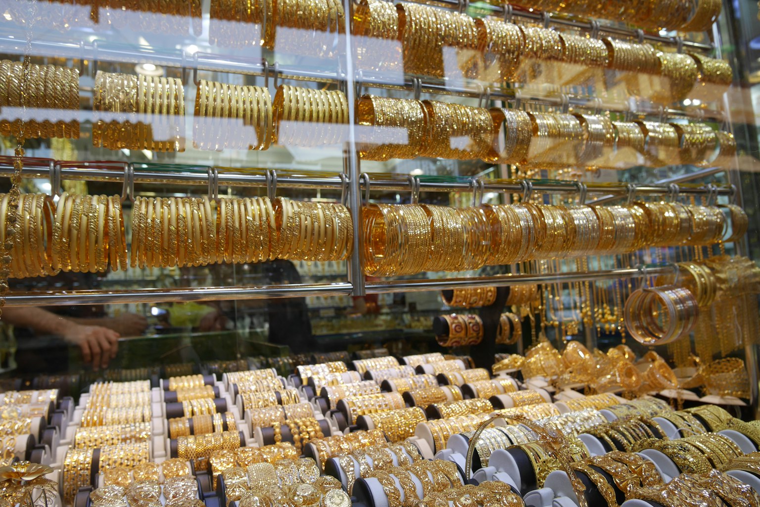 Vetrina piena di bracciali e bangles d'oro disposti con cura