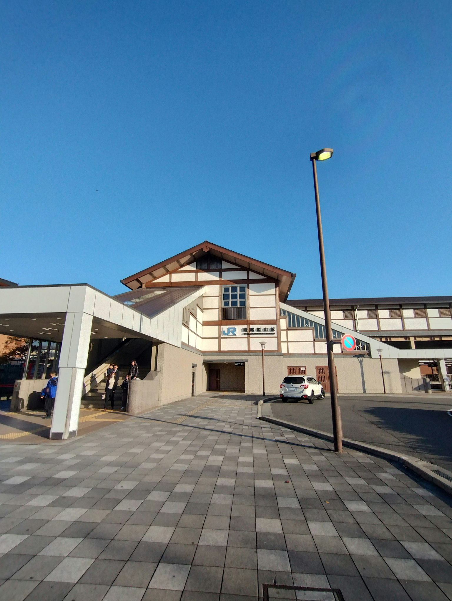 Bahnhofsgebäude mit markanter Architektur unter klarem blauen Himmel