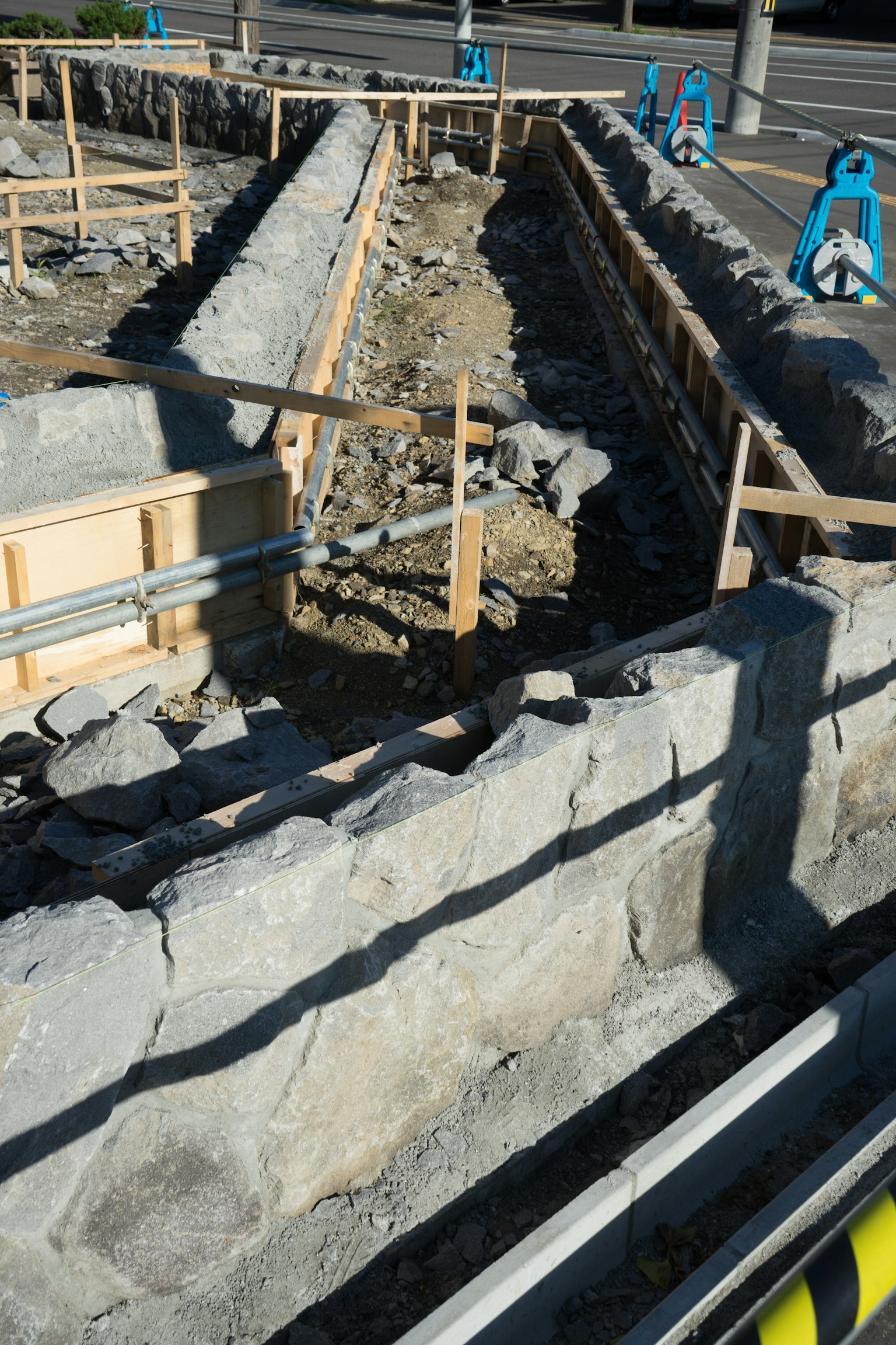 Baustelle mit ausgehobener Grube und Holzstützen