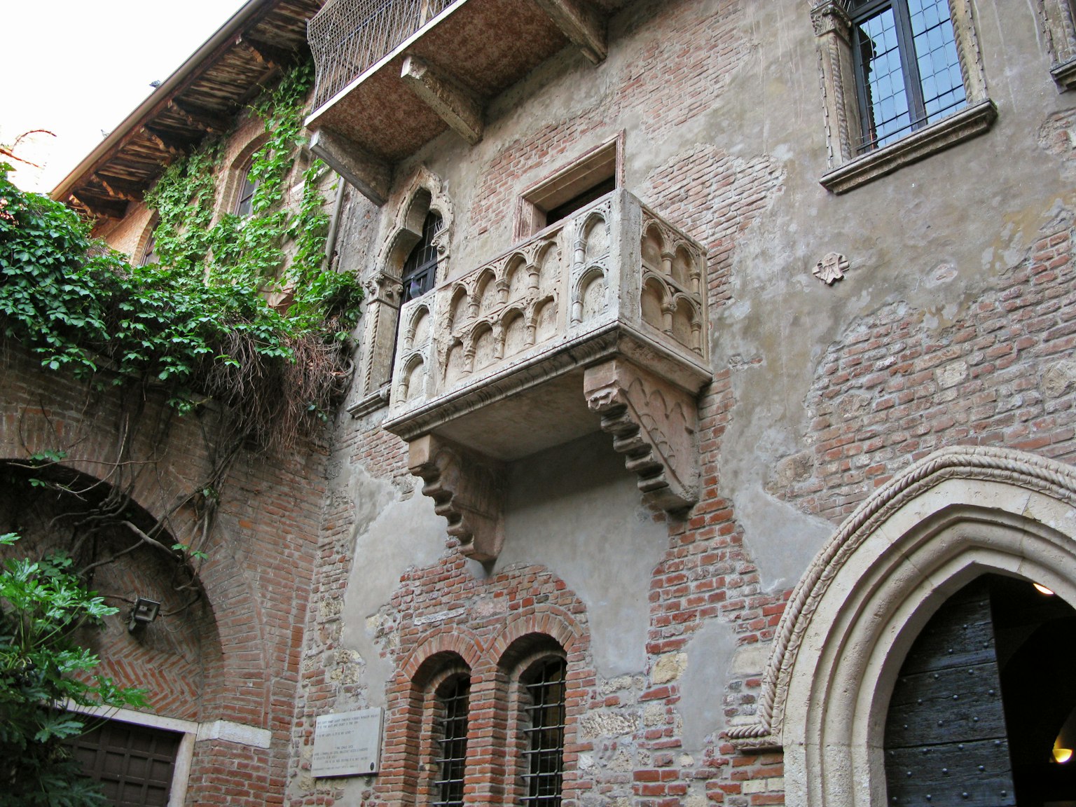 Balkon von Julias Haus und alte Ziegelmauer