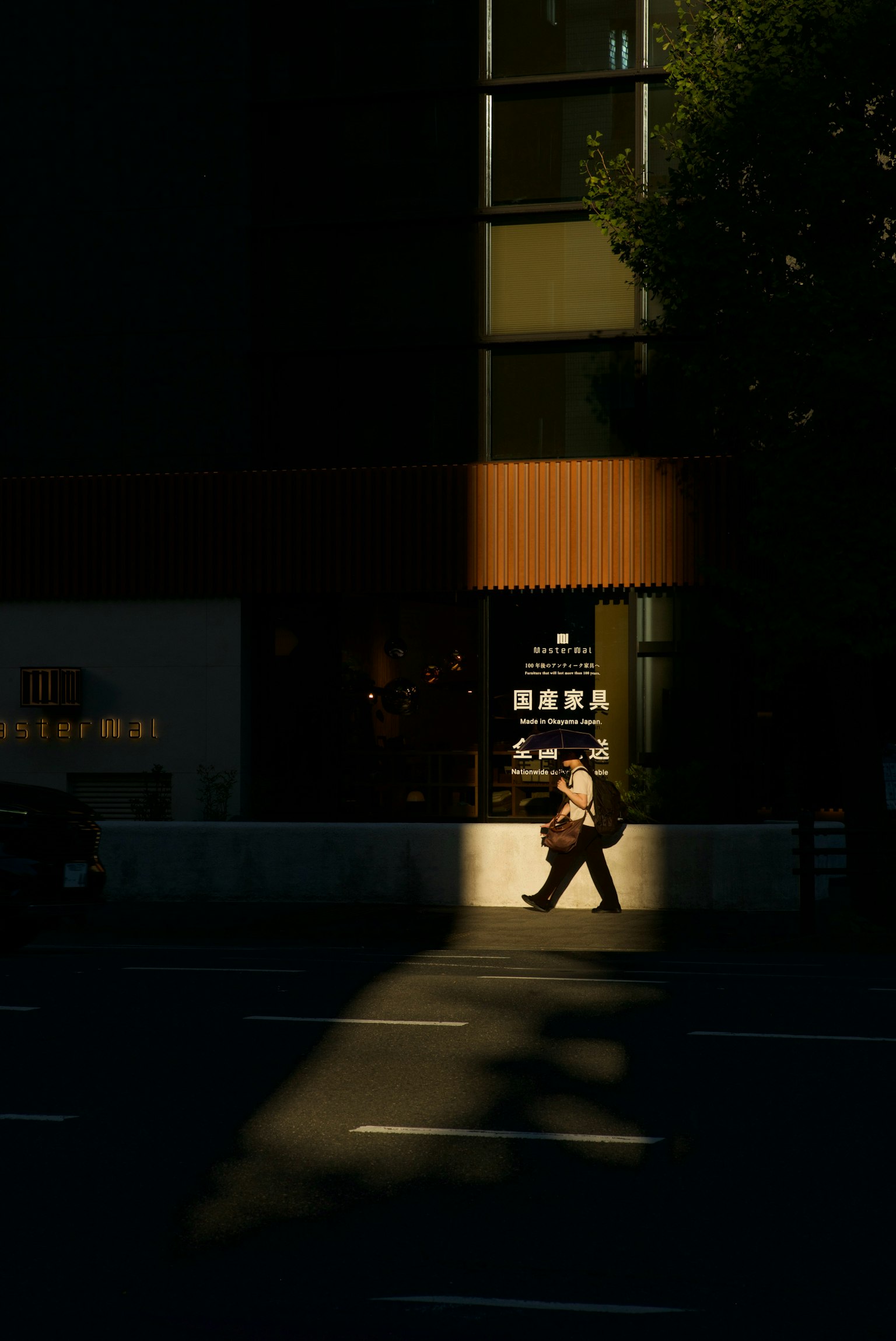 一個人在城市街道的陰影中行走