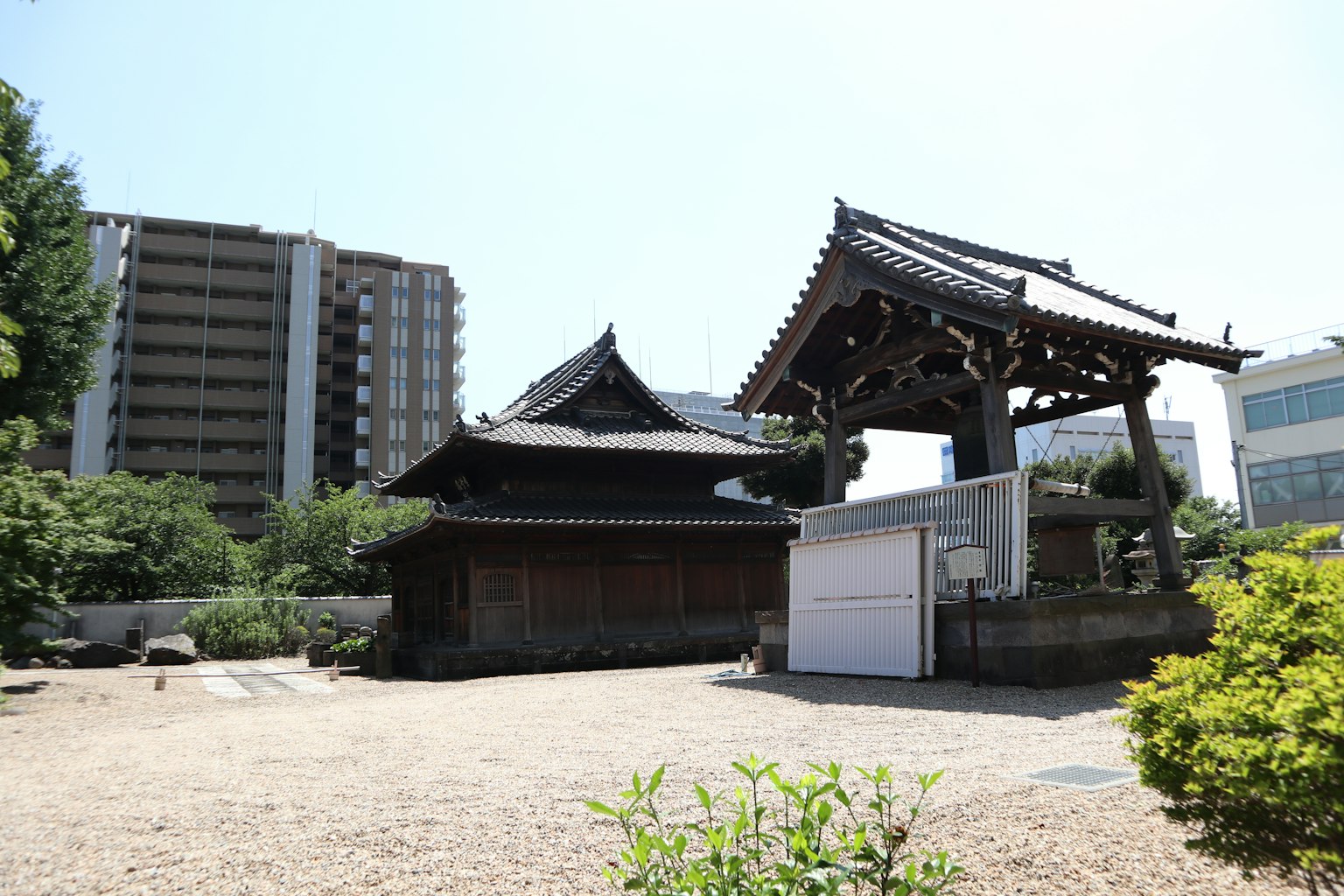 전통 일본 사원과 현대 건물이 배경에 있는 풍경